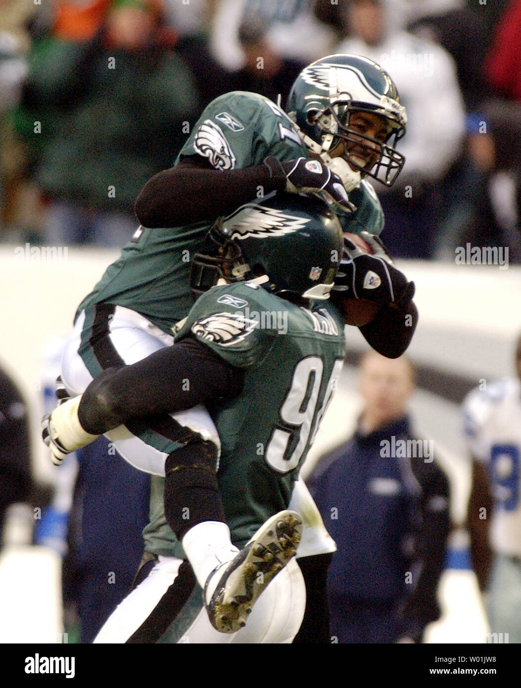 Le aquile' Bobby Taylor (21) e. n.d. Kalu (94) celebrare Taylor di intercettazione e di loro da 36 a 10 la vittoria contro il cowboy aggraffatura di una nascita di spareggio come Philadelphia ospita Dallas in un gioco sfternoon presso il Lincoln Financial Field di Philadelphia, il 7 dicembre 2003. (UPI foto/Jon Adams) Foto Stock