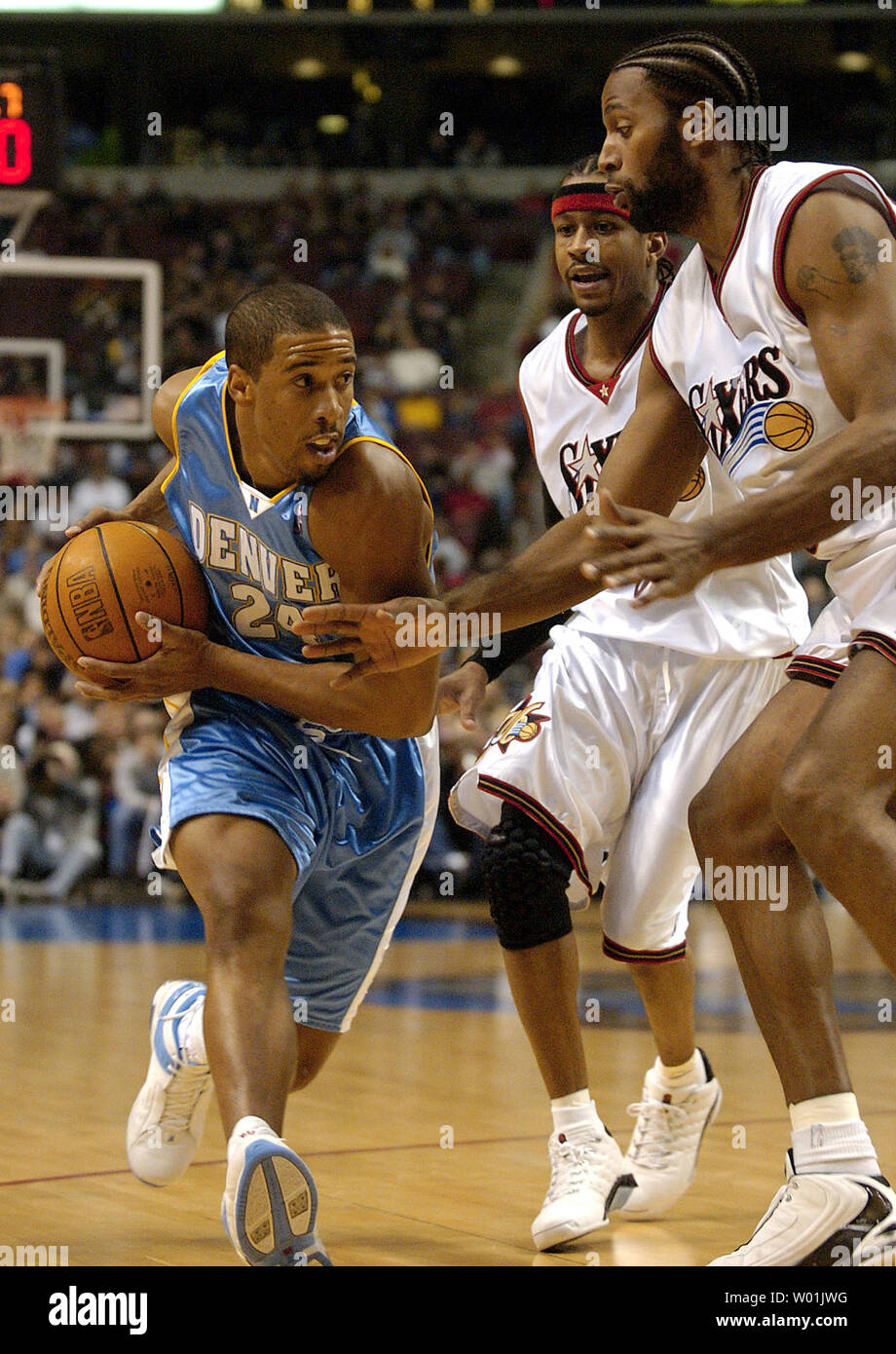 Le Pepite" Andre Miller (24) corre contro il 76ers' Allen Iverson (3) e Amal McCaskill (00) come host di Philadelphia Denver in un gioco serale presso il Wachovia Center di Philadelphia, il 12 dicembre 2003. (UPI foto/Jon Adams) Foto Stock