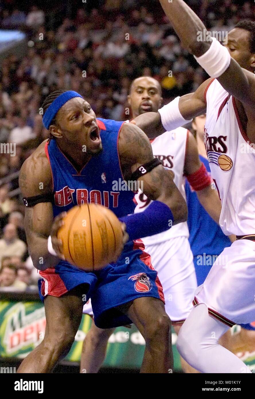 I pistoni' Ben Wallace (3) tenta di negoziare intorno al 76ers' Samuel Dalembert (1) come host di Philadelphia Detroit in un gioco serale presso il Wachovia Center di Philadelphia, il 23 febbraio 2004. (UPI PHOTO/ JON ADAMS) Foto Stock