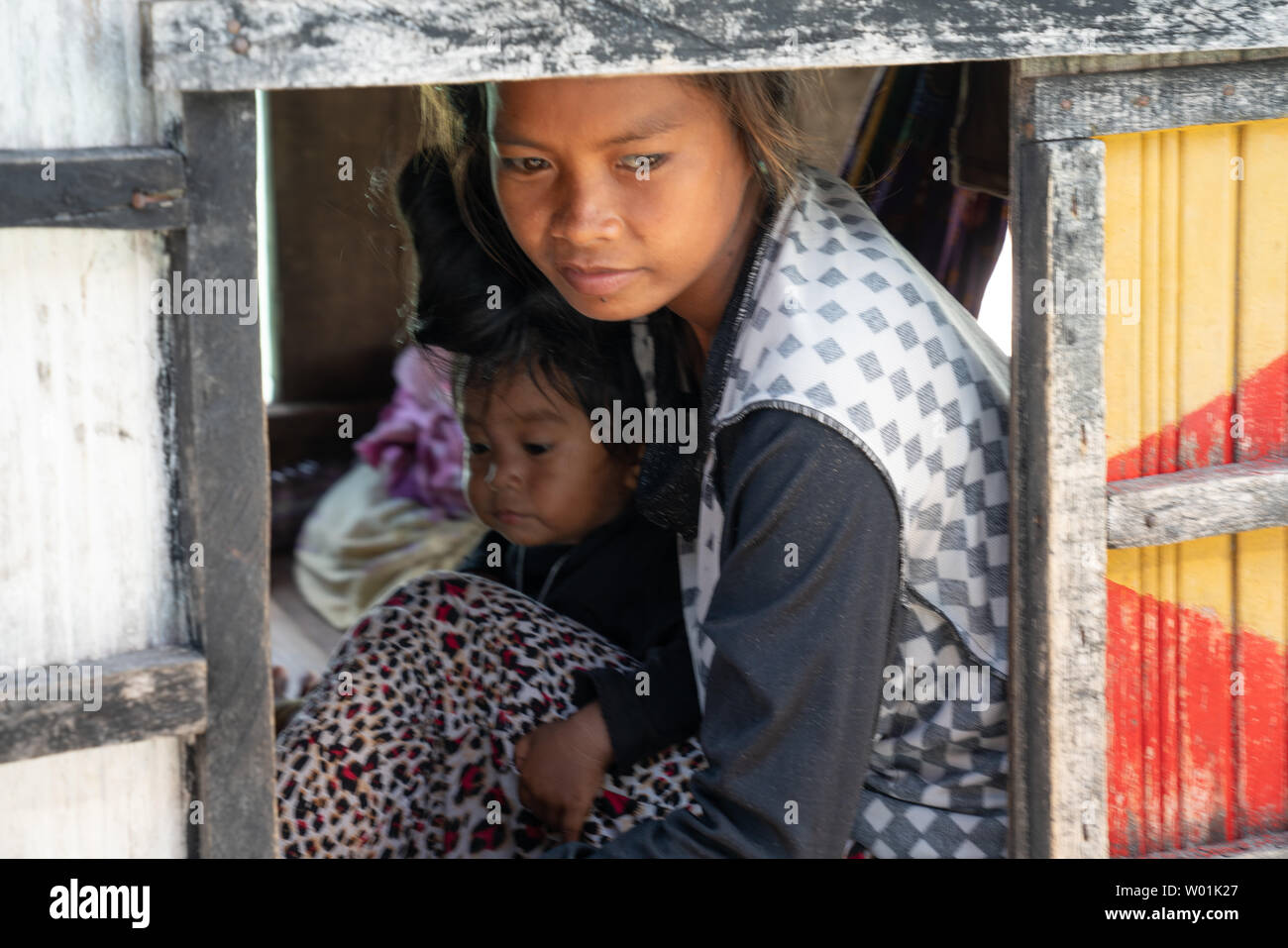 SEMPORNA ISOLE BORNEO - 11 maggio 2019; mare nomad donna e bambino nella finestra di house boat. Foto Stock