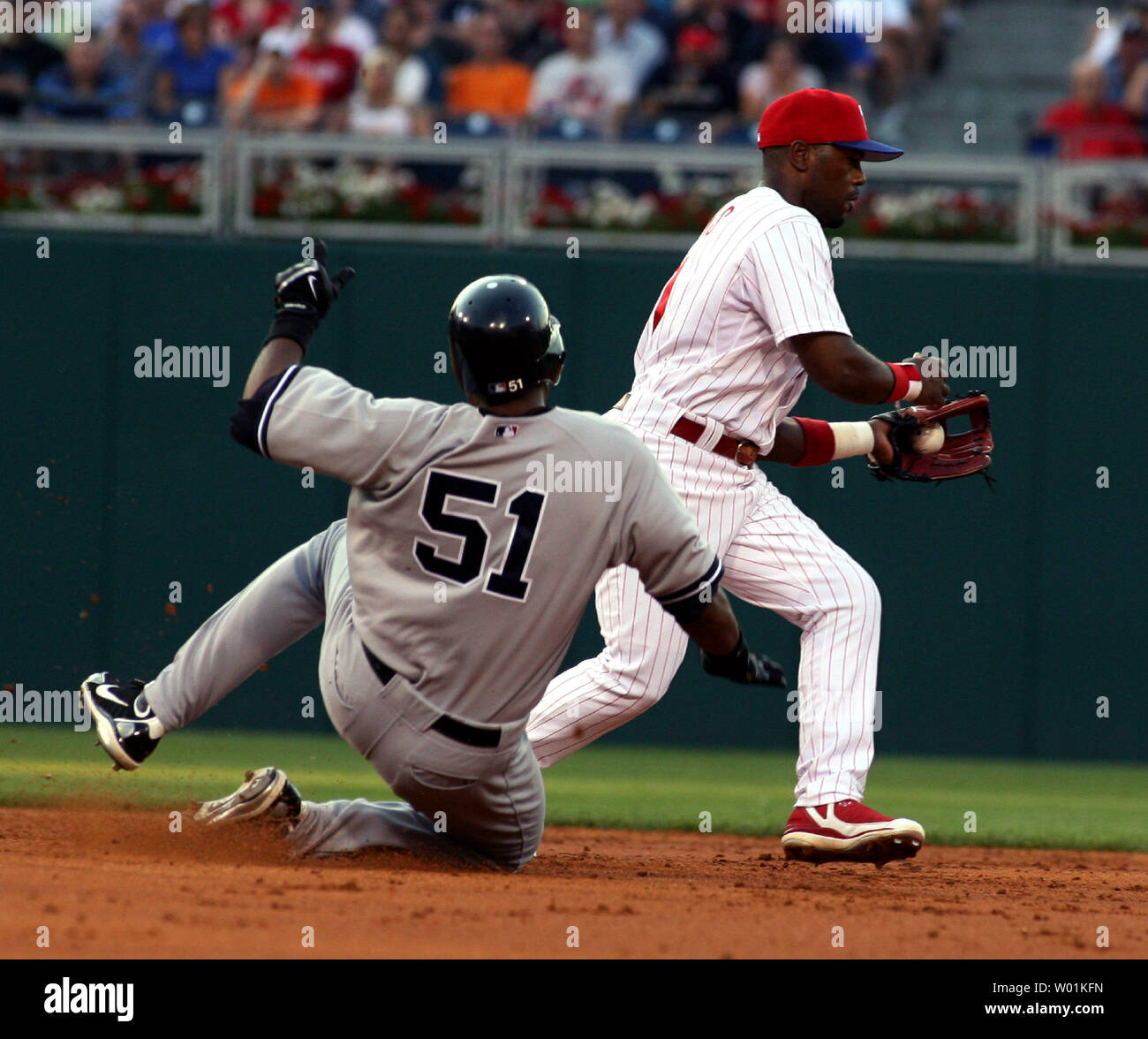 New York's Bernie Williams (#51) è fuori al secondo durante il secondo inning Philadelphia Phillies-New York Yankees baseball al cittadino il Bank Park 20 Giugno 2006. Rendendo il tag è Phillies interbase Jimmy Rollins. (UPI foto/John Anderson) Foto Stock