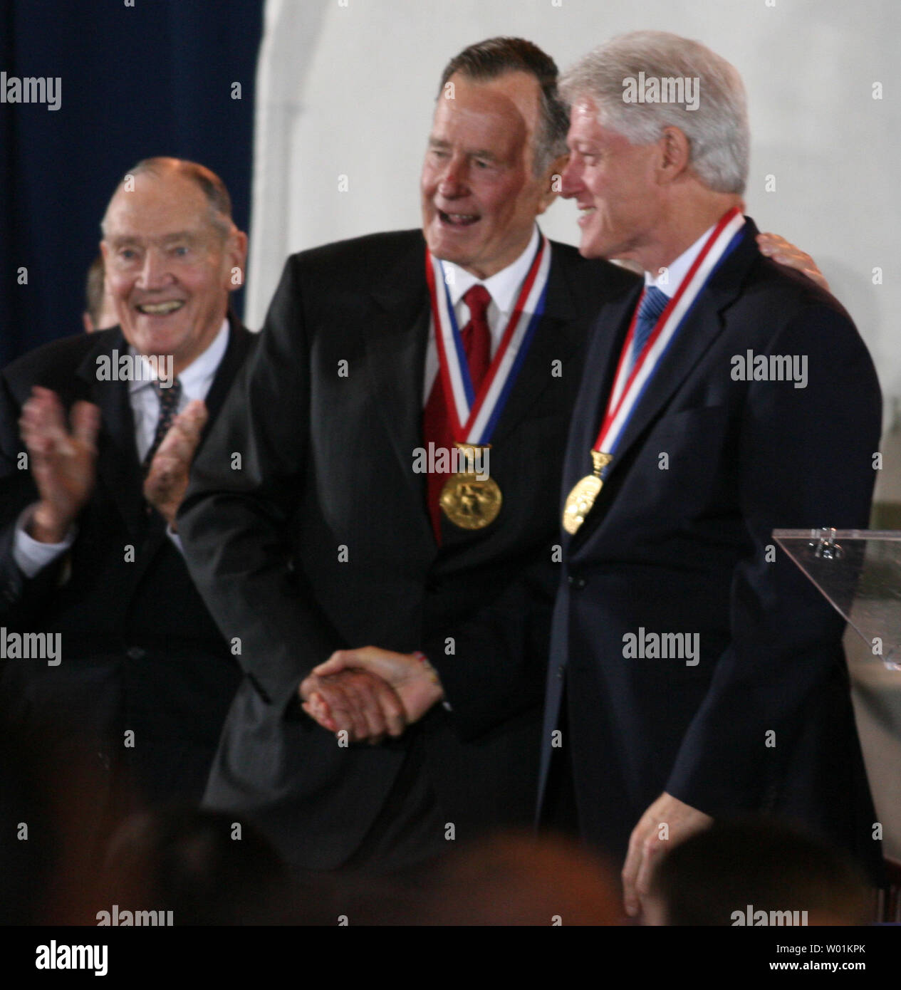 L ex Presidente George H.W. Bush stringe la mano con l'ex Presidente Bill Clinton il 5 ottobre 2006, a Filadelfia dopo che entrambi hanno ricevuto la medaglia di libertà. I due pone la politica da parte per aiutare a sollevare più di 1 miliardo di dollari per i soccorsi. Il premio ogni anno onora un individuo o organizzazione che ha "emonstrated leadership e visione nel perseguimento della libertà di coscienza e la libertà dalla oppressione, ignoranza o privazione." (UPI foto/John Anderson) Foto Stock