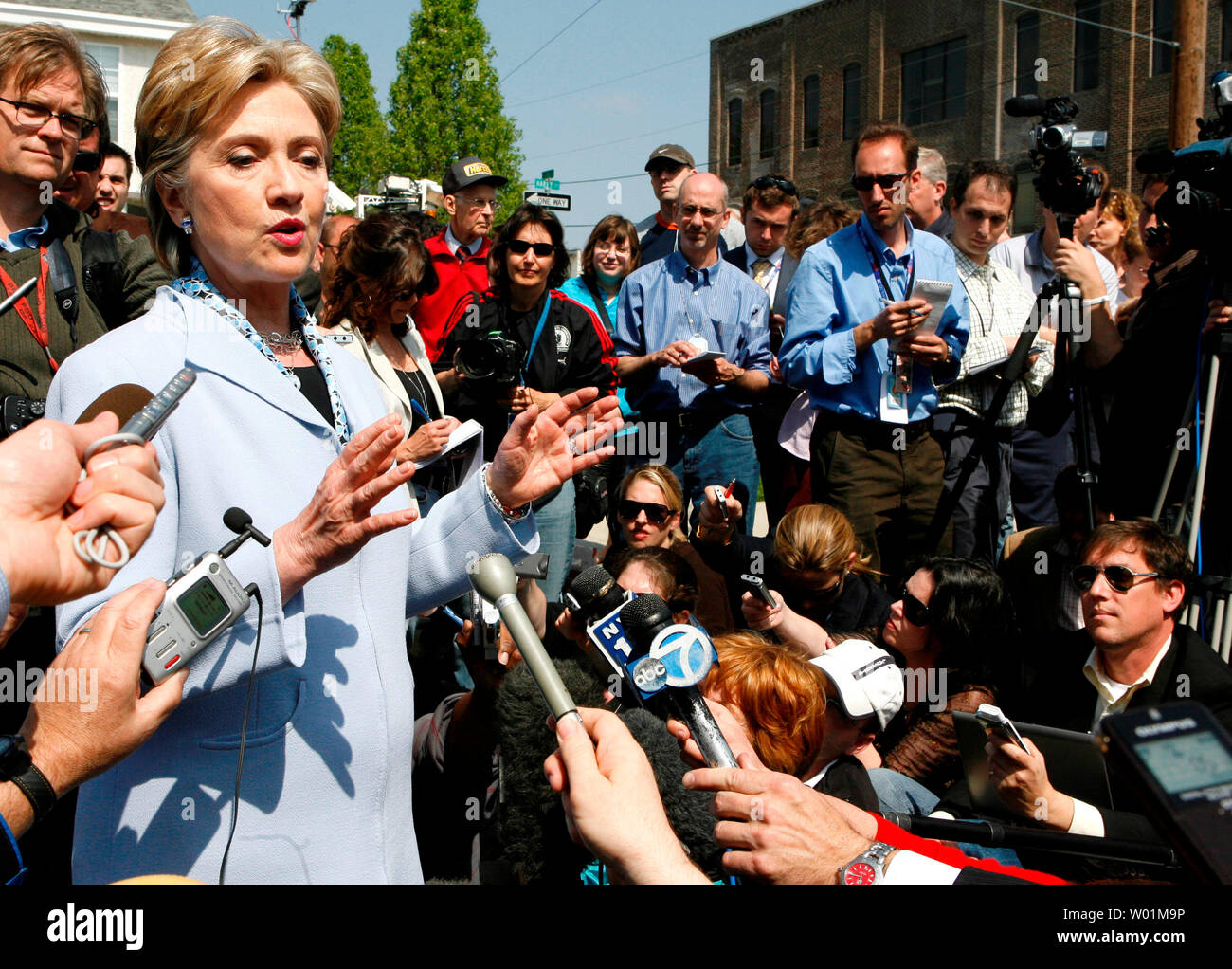 Candidato presidenziale democratico Hillary Clinton parla con i giornalisti dopo aver parlato con gli elettori in attesa di votare in un luogo di polling in Conshohoken, Pennsylvania, il 22 aprile 2008. Stava facendo alcuni last minute campagna si ferma come elettori sono andati alle urne per la Pennsylvania primario. (UPI foto/John Anderson) Foto Stock