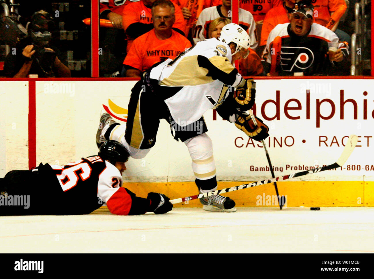 Pittsburgh Penguins Martin Hossa acquisisce il controllo del puck come Philadelphia Flyers Jaroslav Modry va giù sui pannelli durante il primo periodo di Philadelphia pinguini Flyers-Pittsburgh NHL semifinale playoff azione al Wachovia Center di Philadelphia il 13 maggio 2008. (UPI foto/John Anderson) Foto Stock