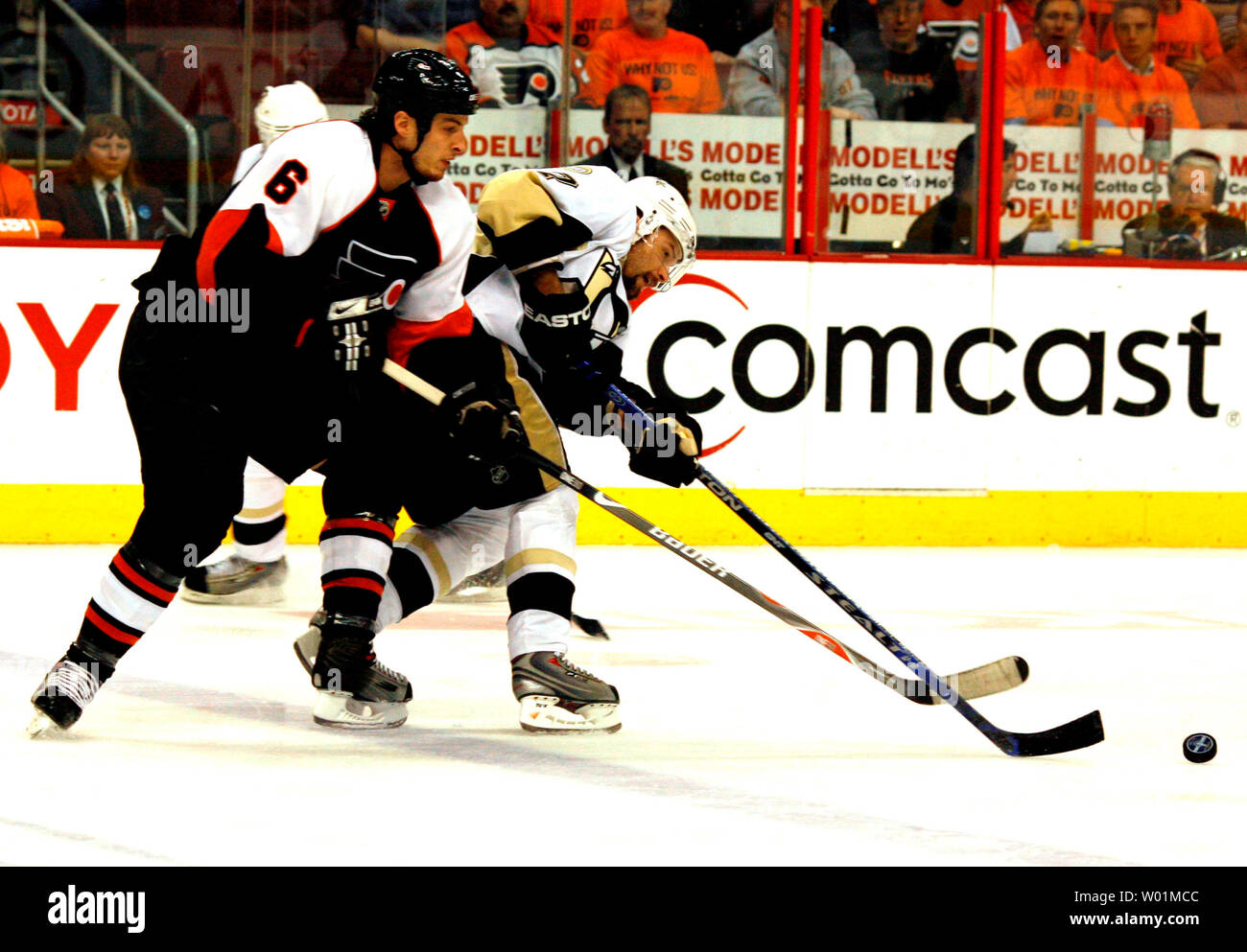 Philadelphia Flyers Randy Jones e Pittsburgh Penguins Petr Sykora battaglia per il controllo del puck su metà di ghiaccio durante il primo periodo di Philadelphia pinguini Flyers-Pittsburgh NHL semifinale playoff azione al Wachovia Center di Philadelphia il 13 maggio 2008. (UPI foto/John Anderson) Foto Stock