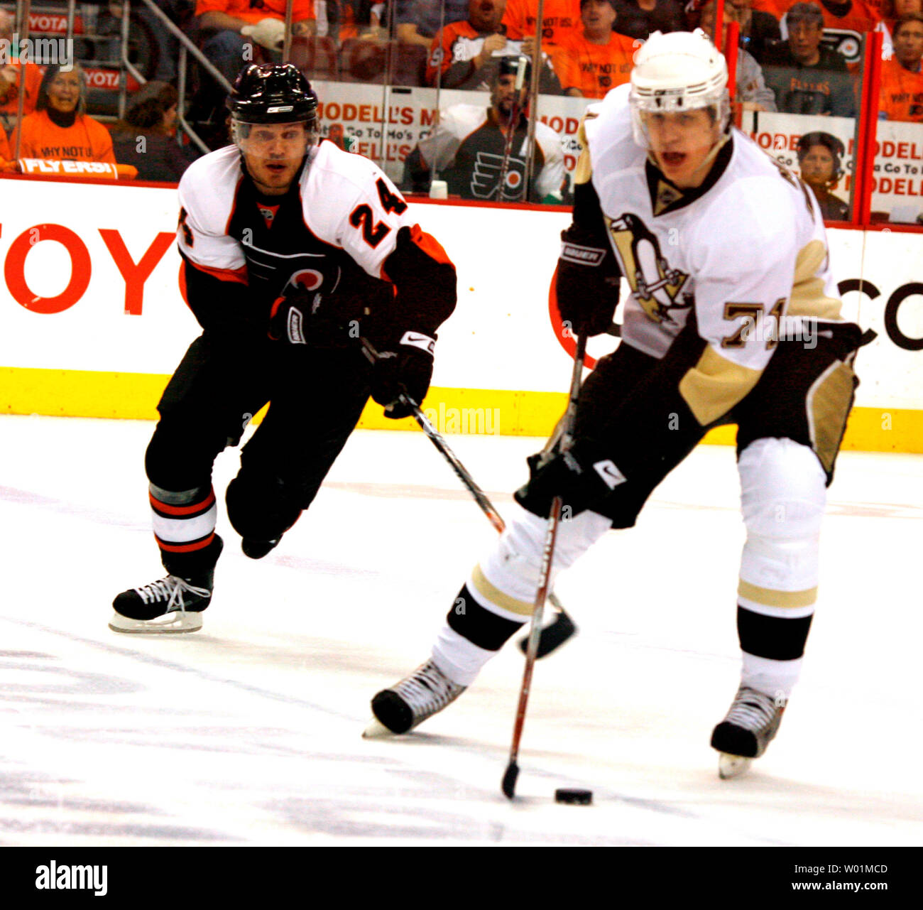 Philadelphia Flyers Sami Kapanen (24) insegue dopo il puck come i pinguini di Pittsburgh Evgeni Malkin (71) acquisisce il controllo sulla metà di ghiaccio durante il primo periodo di Philadelphia pinguini Flyers-Pittsburgh playoff NHL azione al Wachovia Center di Philadelphia il 13 maggio 2008. (UPI foto/John Anderson) Foto Stock