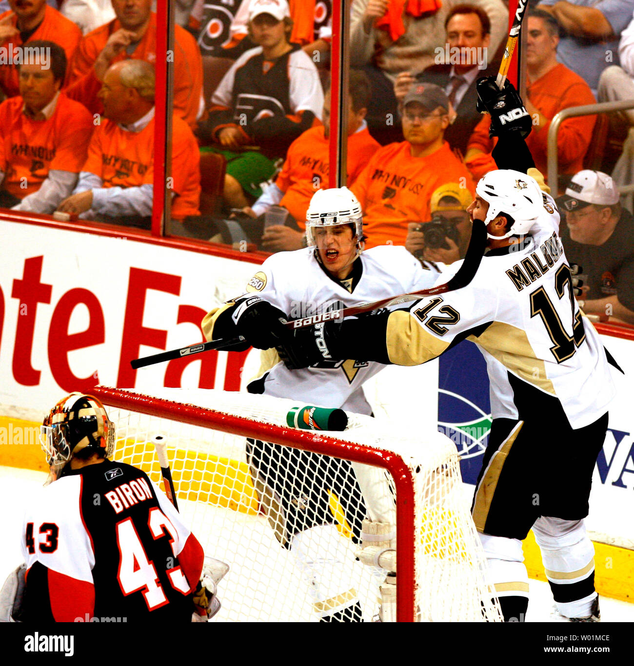 Pittsburgh Penguins Ryan Malone (12) celebra il suo obiettivo con il compagno di squadra Evgeni Malkin durante il terzo periodo di NHL Stanley Cup playoff giocare presso il Wachovia Center di Philadelphia Maggio 13, 2008. Philadelphia Flyers goalie Martin Biron è a sinistra. Pittsburgh sconfitto Philadelphia 4-1 per ottenere tre derivazioni del gioco della serie. (UPI foto/John Anderson) Foto Stock