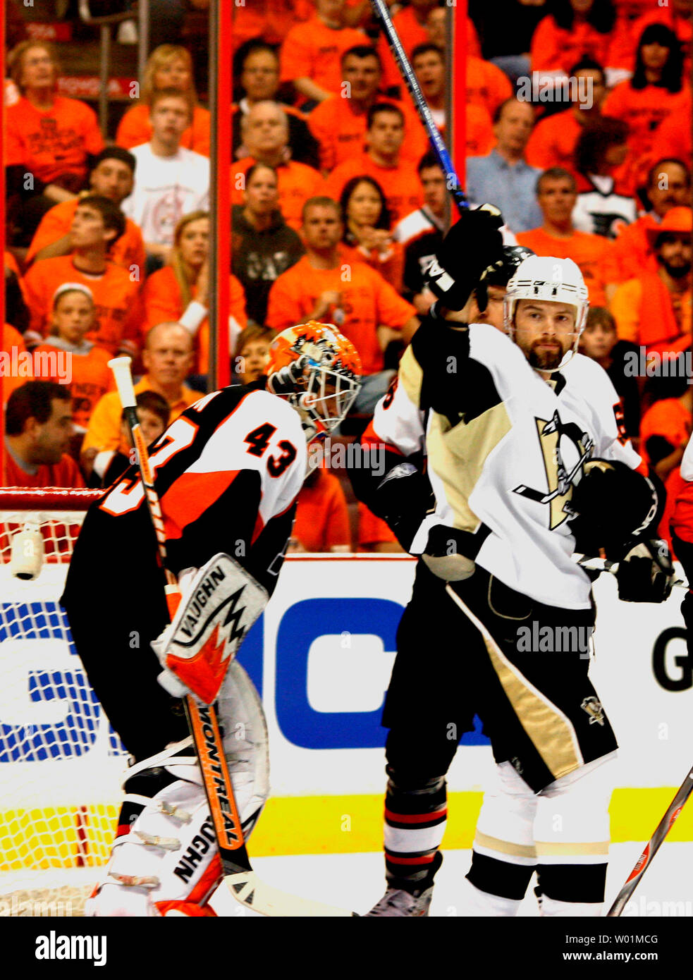 Pittsburgh Penguins Petr Sykora alza il bastone per segnalare un obiettivo come Philadelphia Flyers Martin Biron (43) orologi durante il primo periodo di Philadelphia pinguini Flyers-Pittsburgh playoff NHL azione al Wachovia Center di Philadelphia il 13 maggio 2008. Pittsburgh goal segnato da pinguini Ryan Whitney (non mostrato). (UPI foto/John Anderson) Foto Stock