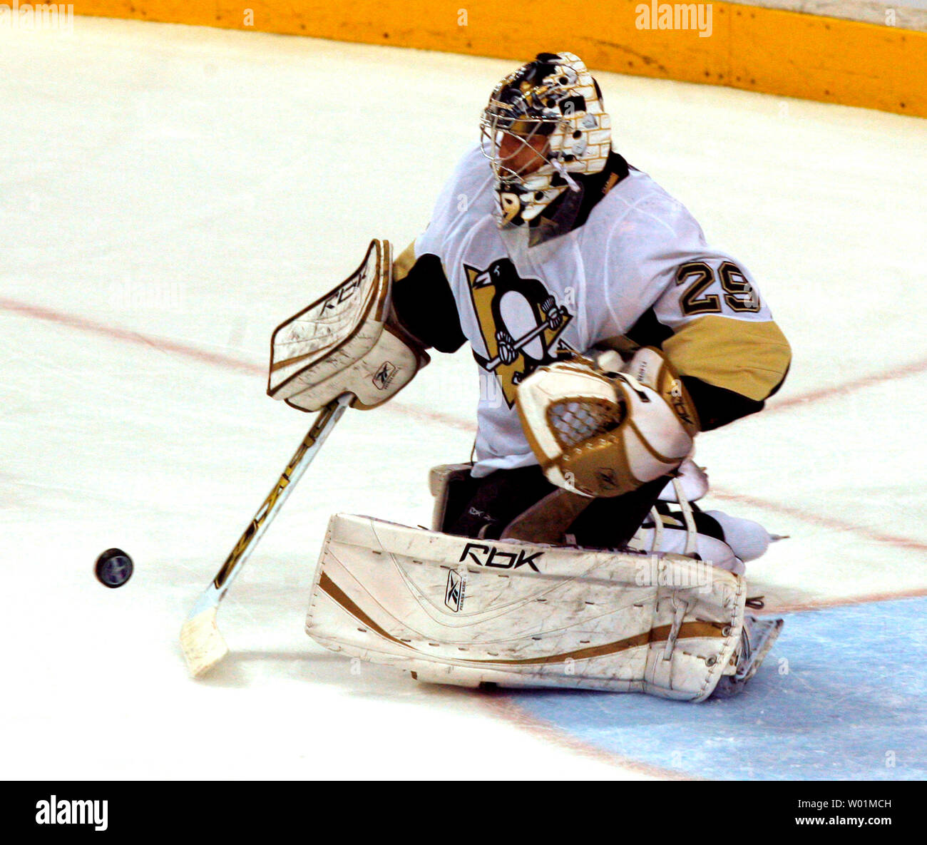 Pittsburgh Penguins goalie Marc-andré Fleury (29) fa uno dei suoi tanti consente di risparmiare durante il secondo periodo NHL Stanley Cup playoff di azione con i Philadelphia Flyers presso il Wachovia Center di Philadelphia Maggio 13, 2008. Pittsburgh sconfitto Philadelphia 4-1. (UPI foto/John Anderson) Foto Stock