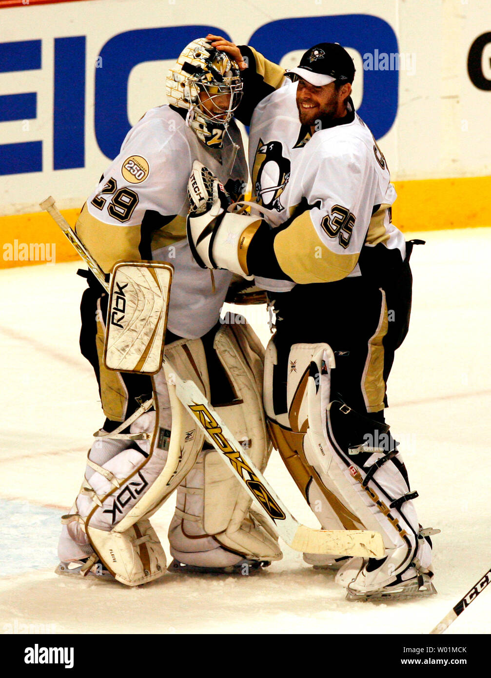 Pittsburgh Penguins goalie Ty Conklin (35) si congratula con il gioco goalie Marc-andré Fleury (29) seguendo i pinguini conquistano la Philadelphia Flyers NHL durante la Stanley Cup playoff giocare presso il Wachovia Center di Philadelphia Maggio 13, 2008. Pittsburgh sconfitto Philadelphia 4-1 per ottenere un gioco di 3 filo in serie. (UPI foto/John Anderson) Foto Stock
