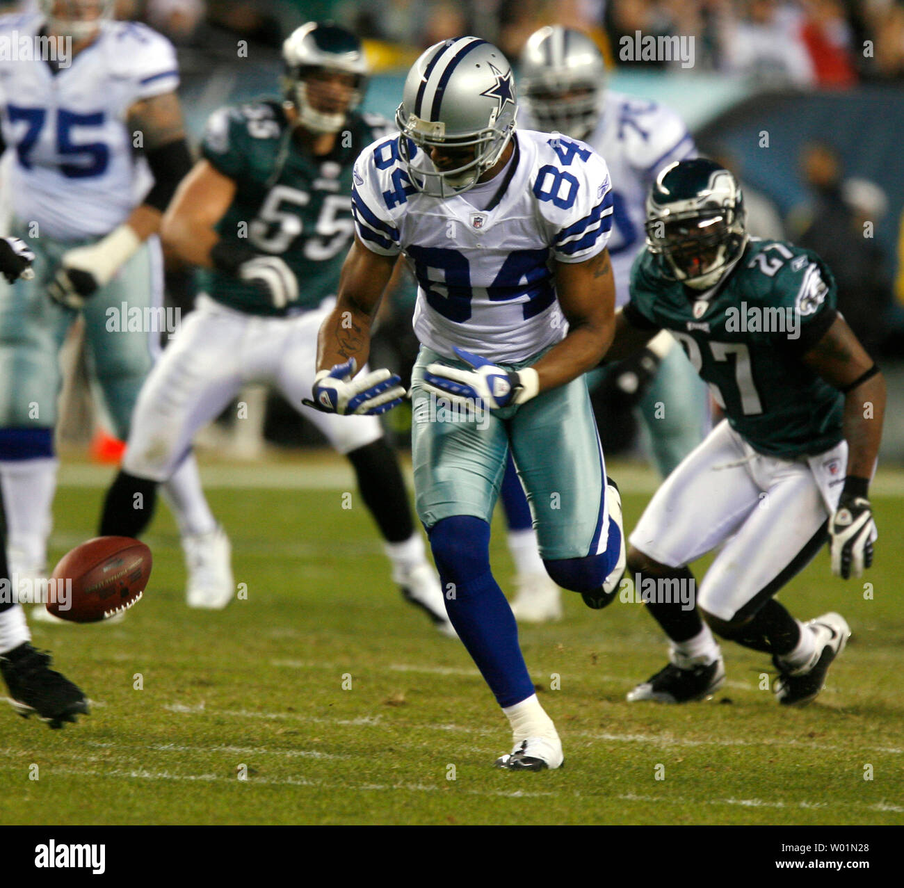 Dallas Cowboys wide receiver Patrick Crayton (84) scende un passaggio a Philadelphia 44 linea di cantiere durante il primo trimestre di Philadelphia Cowboys Eagles-Dallas giocare a Philadelphia presso il Lincoln Financial Field 28 dicembre 2008. Scesa passa sono state una delle cause che hanno portato alla loro 44-6 perdita per le aquile. (UPI foto/John Anderson) Foto Stock