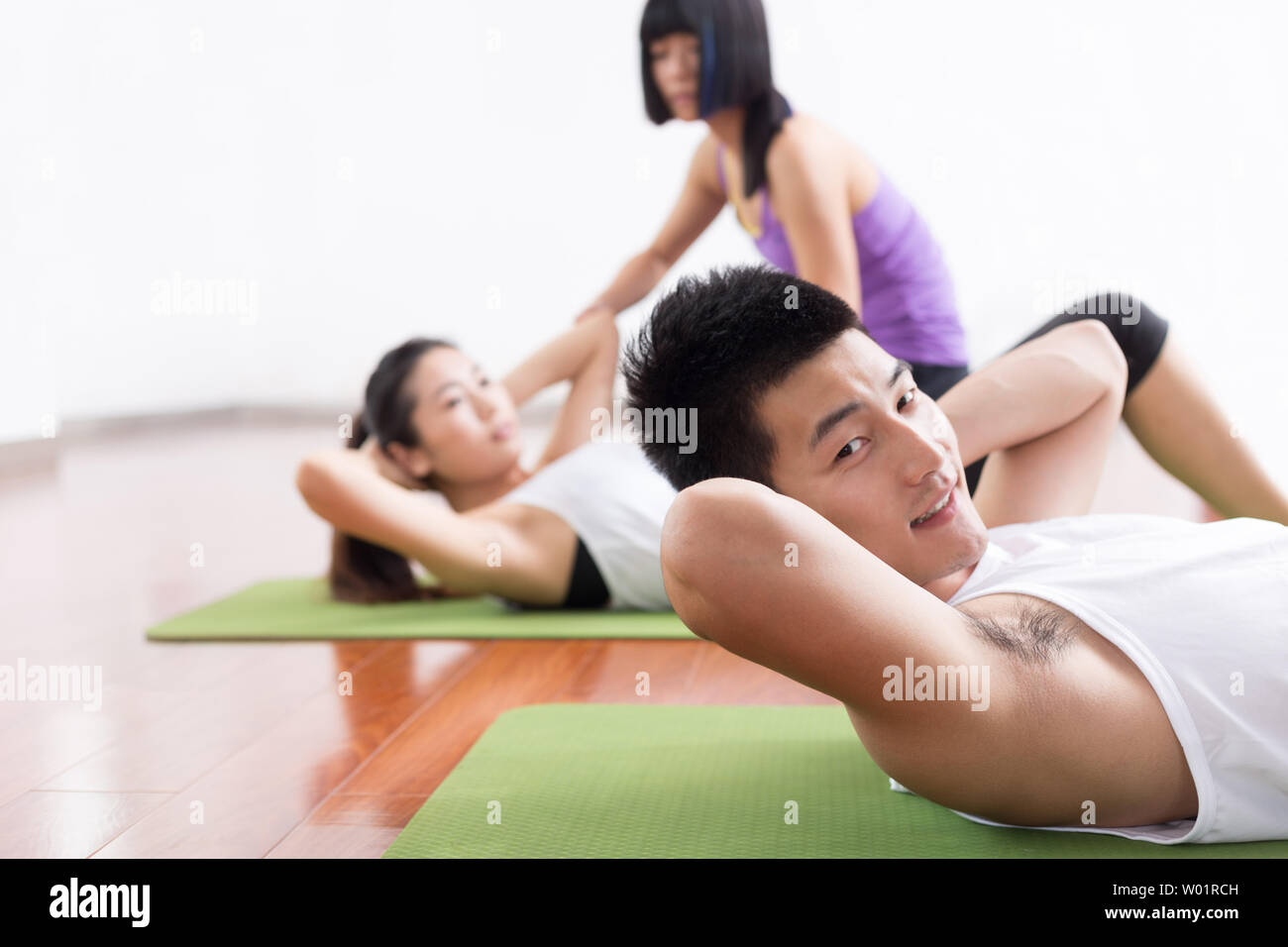 Persone che lavorano in una palestra moderna Foto Stock