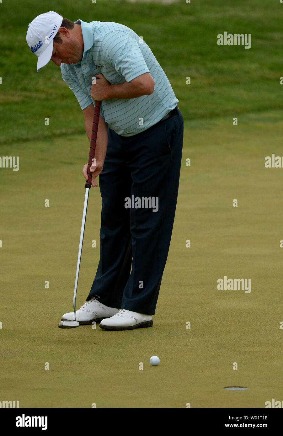 Tim Clark putts sulla quattordicesima verde durante il primo round del 113U.S. Campionato Open a Merion Golf Club di Ardmore, Pensilvania il 13 giugno 2013. UPI/Kevin Dietsch Foto Stock