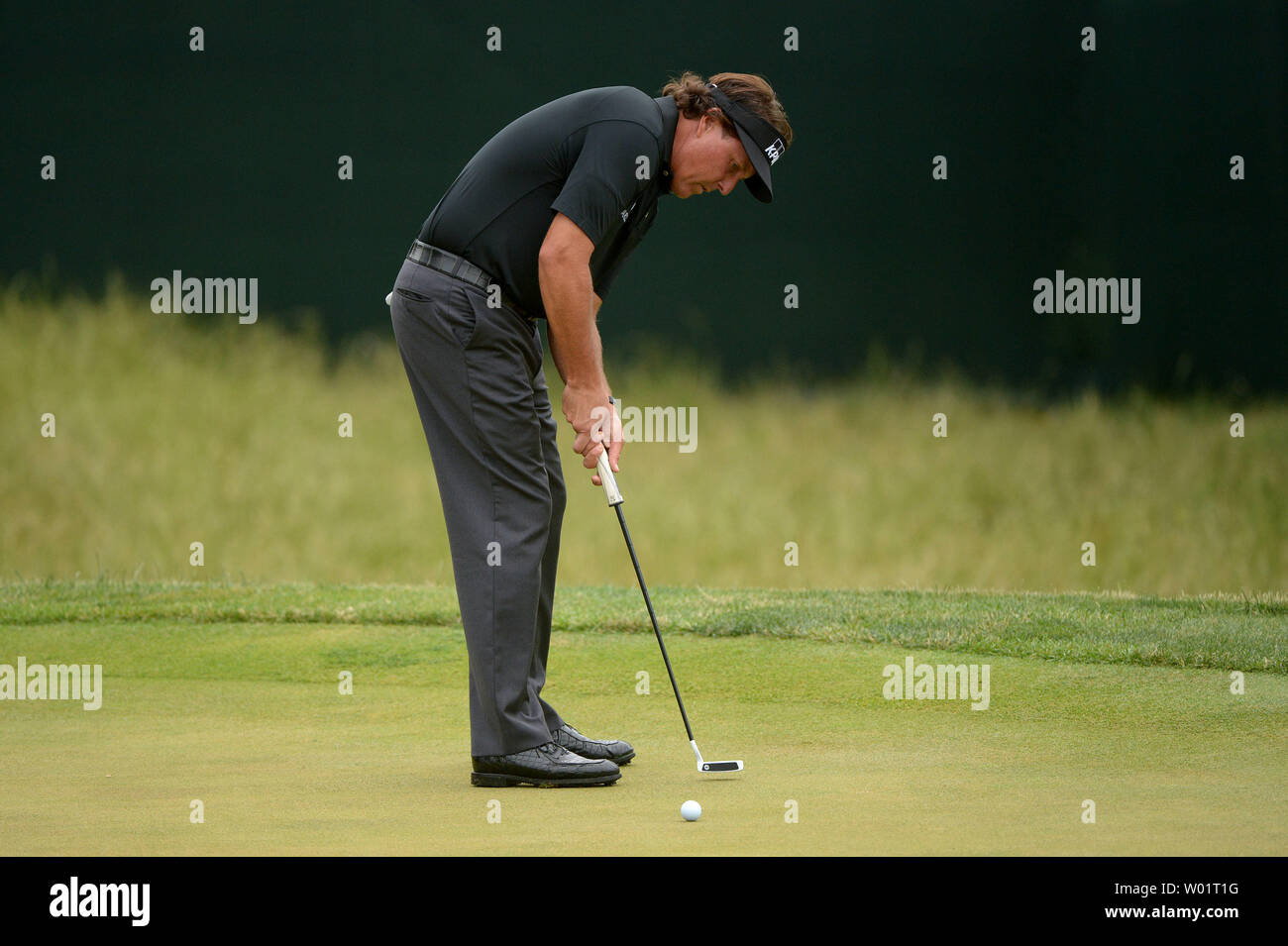 Phil Mickelson putts sul tredicesimo verde durante il primo round del 113U.S. Campionato Open a Merion Golf Club di Ardmore, Pensilvania il 13 giugno 2013. UPI/Kevin Dietsch Foto Stock