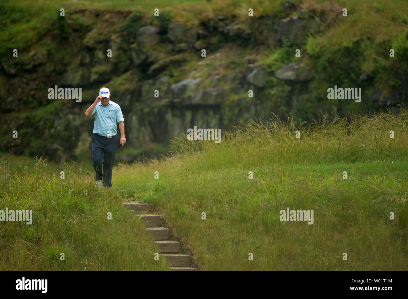 Tim Clark passeggiate sul diciassettesimo verde durante il primo round del 113U.S. Campionato Open a Merion Golf Club di Ardmore, Pensilvania il 13 giugno 2013. UPI/Kevin Dietsch Foto Stock