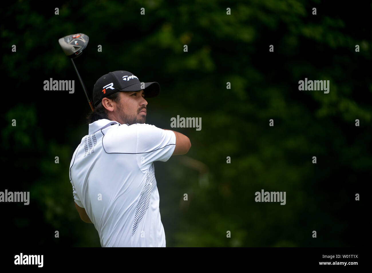 Jason giorno guarda il suo drive off del xviii scatola a t durante il primo round del 113U.S. Campionato Open a Merion Golf Club di Ardmore, Pensilvania il 13 giugno 2013. UPI/Kevin Dietsch Foto Stock