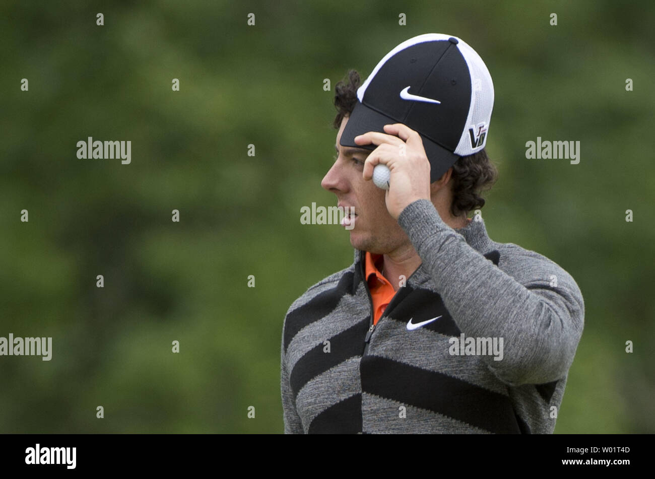 Rory McIlroy prende il suo cappello dopo aver concluso il suo primo round del 113U.S. Campionato Open a Merion Golf Club di Ardmore, Pensilvania il 14 giugno 2013. UPI/Kevin Dietsch Foto Stock