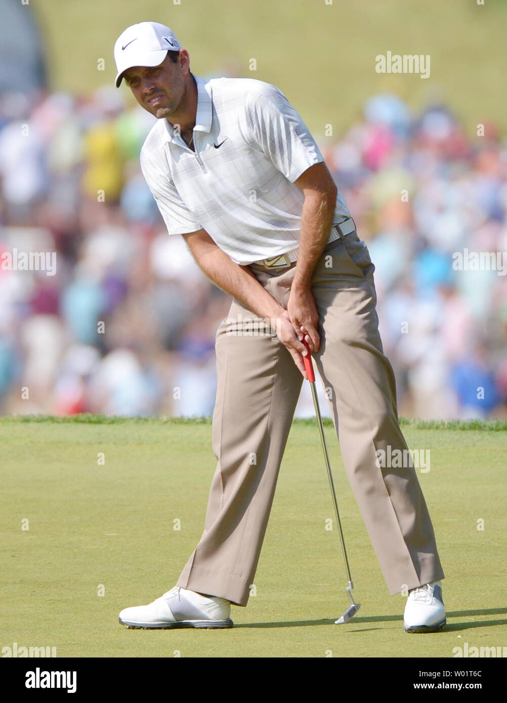 Charl Schwartzel manca un putt sul foro 8 nel terzo round a 113U.S. Aperto a Merion Golf Club di Ardmore, Pensilvania il 15 giugno 2013. UPI/Kevin Dietsch Foto Stock