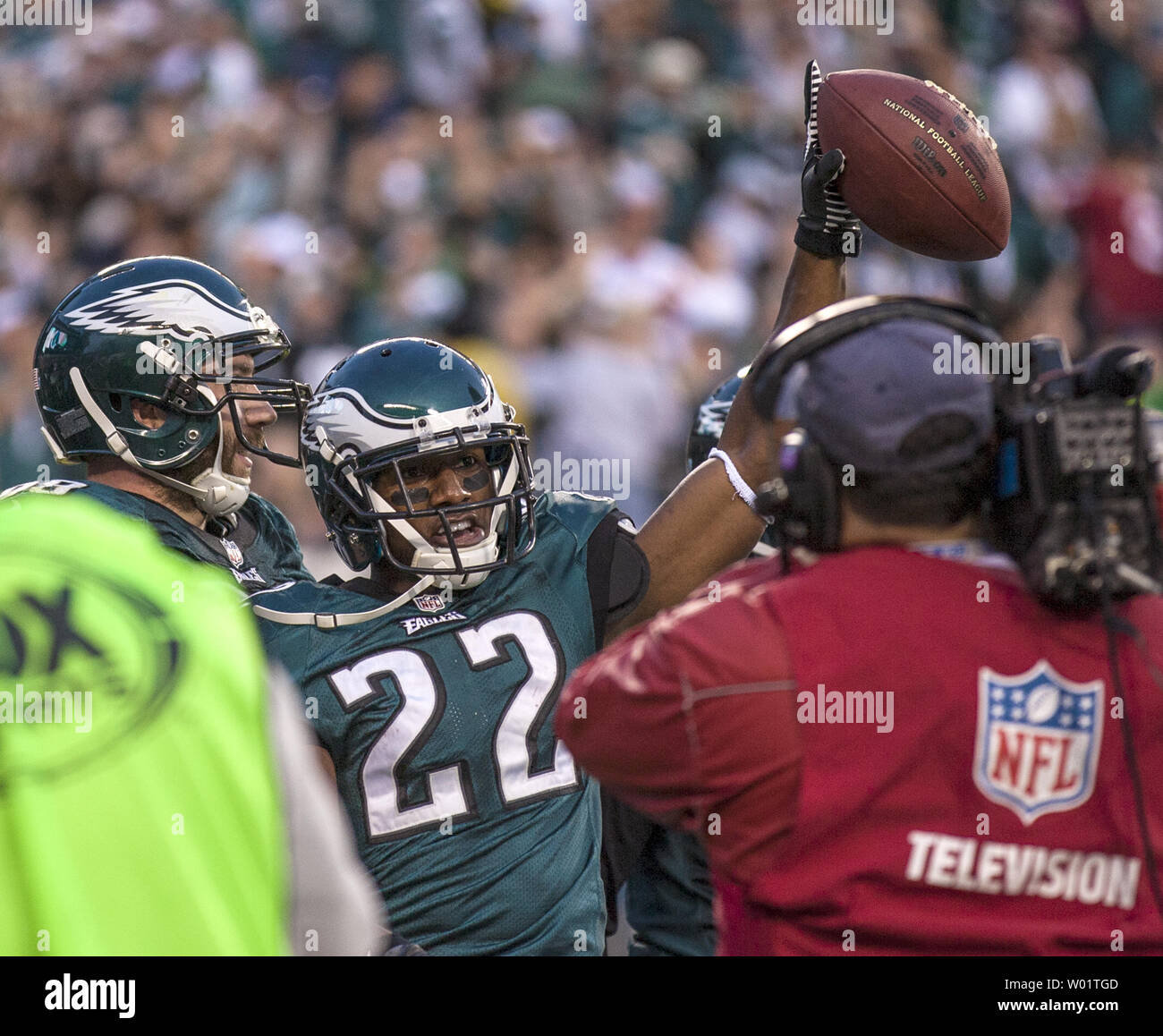 Philadelphia Eagles cornerback Brandon Boykin tiene la palla alta nella vittoria dopo intercettare un destinato touchdown da Washington il quarterback Robert Griffin III durante l'ultimo minuto di Philadelphia Eagles - Washington Redskins gioco presso il Lincoln Financial Field Novembre 17, 2013. Philadelphia ha sconfitto Washington 24-16. UPI/John Anderson Foto Stock