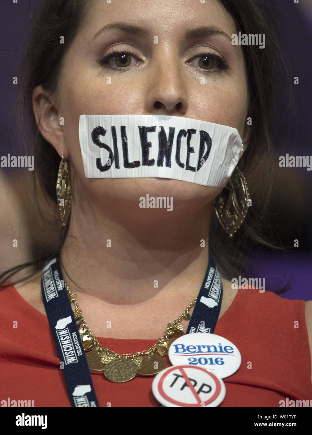 A Sanders sostenitore mostra il suo supporto per Bernie durante la Convenzione Nazionale Democratica a Wells Fargo Center di Philadelphia, in Pennsylvania l'25 luglio 2016. I delegati potranno confermare la nomina di Hillary Clinton e Tim Kaine come il ticket democratico per novembre elezione. Foto di Pete Marovich/UPI Foto Stock