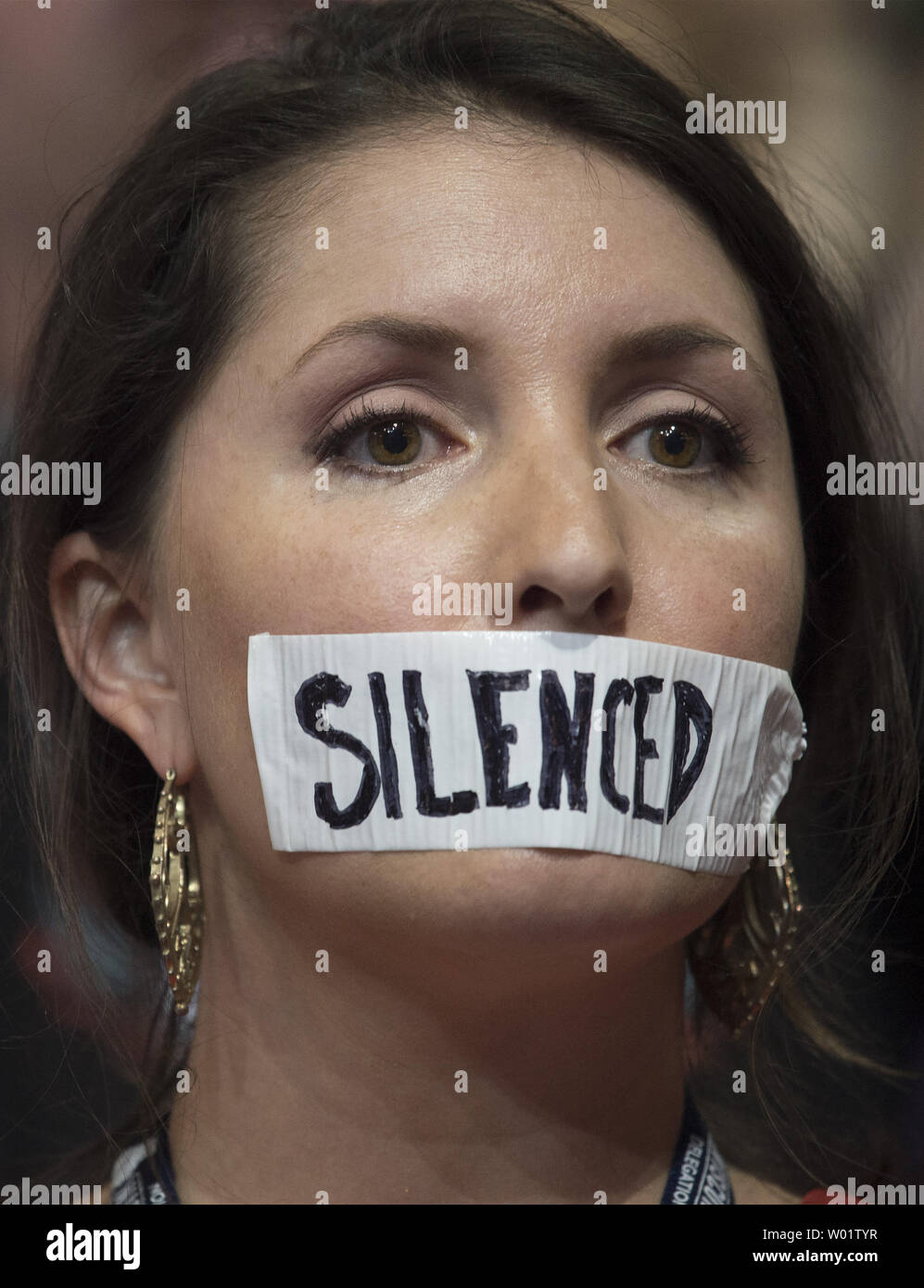 A Sanders sostenitore mostra il suo supporto per Bernie durante la Convenzione Nazionale Democratica a Wells Fargo Center di Philadelphia, in Pennsylvania l'25 luglio 2016. I delegati potranno confermare la nomina di Hillary Clinton e Tim Kaine come il ticket democratico per novembre elezione. Foto di Pete Marovich/UPI Foto Stock