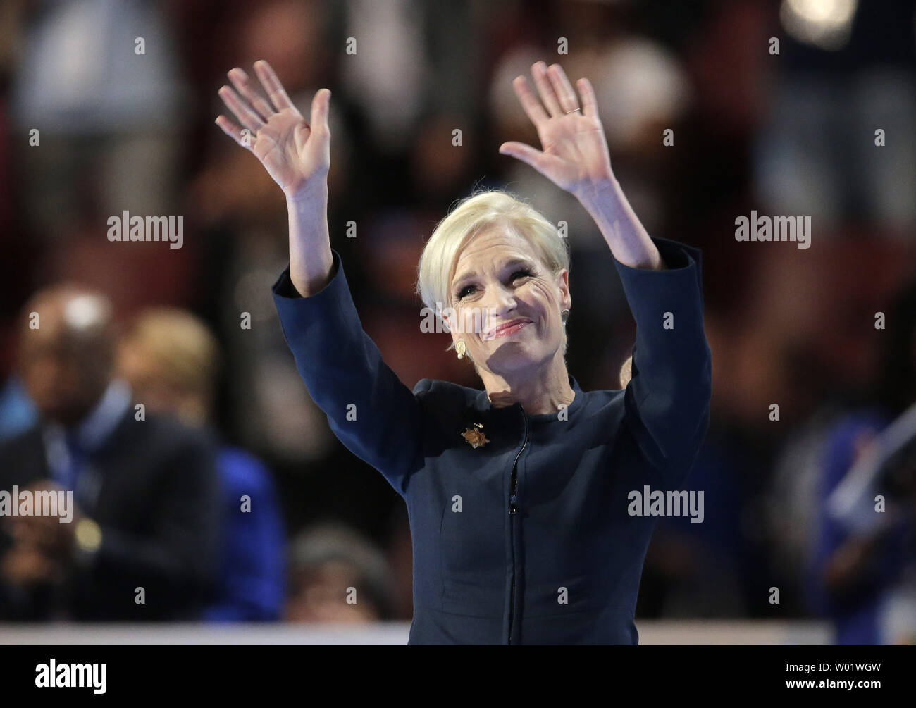 Planned Parenthood's Cecile Richards onde durante una donne e famiglie presentazione giorno due della Convenzione Nazionale Democratica a Wells Fargo Center di Filadelfia, Pensilvania il 26 luglio 2016. Clinton è la prima donna in assoluto ad essere nominato per il presidente. Foto di Ray Stubblebine/UPI Foto Stock