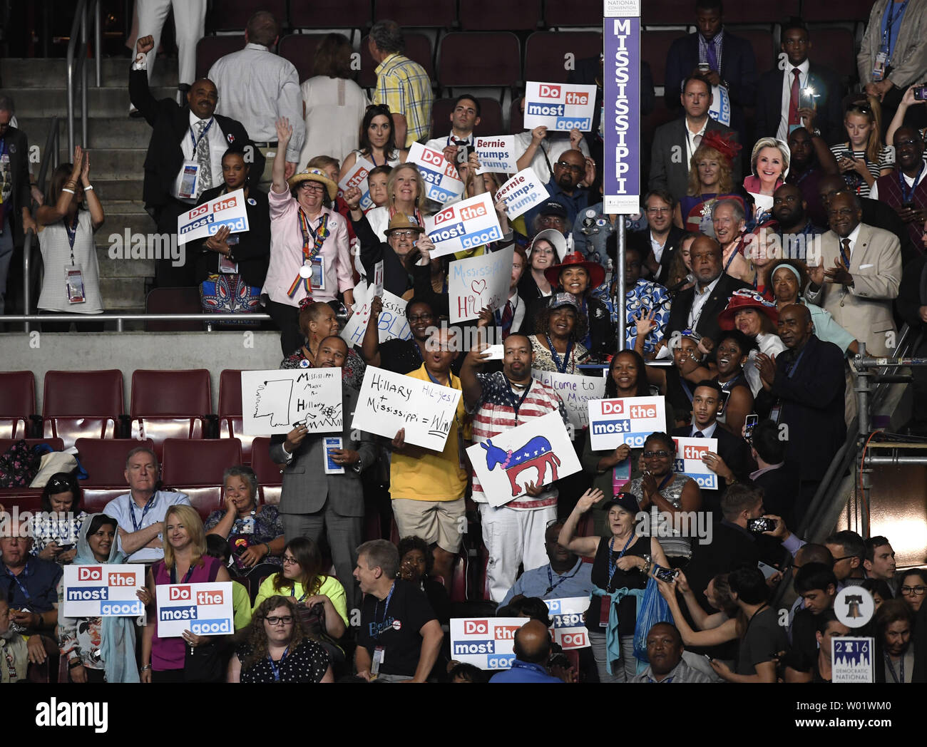 La Mississippi delegati allietare come tenere la nomina e la votazione per appello nominale, al 2016 Convenzione Nazionale Democratica a Wells Fargo Center di Filadelfia, Pensilvania il 26 luglio 2016. I delegati potranno confermare la nomina di Hillary Clinton e Tim Kaine come il ticket democratico per novembre elezione. Foto di Mike Theiler/UPI Foto Stock