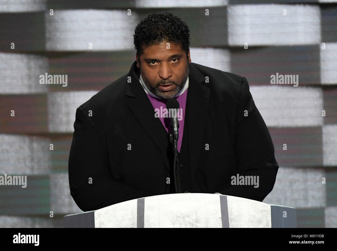 Il Reverendo William Barber, Presidente della Carolina del Nord il capitolo della NAACP, indirizzi delegati il giorno 4 della Convenzione Nazionale Democratica a Wells Fargo Center di Filadelfia, Pensilvania il 28 luglio 2016. Democrat Hillary Clinton affronteranno il repubblicano Donald Trump alle elezioni nazionali. Foto di Pat Benic/UPI Foto Stock