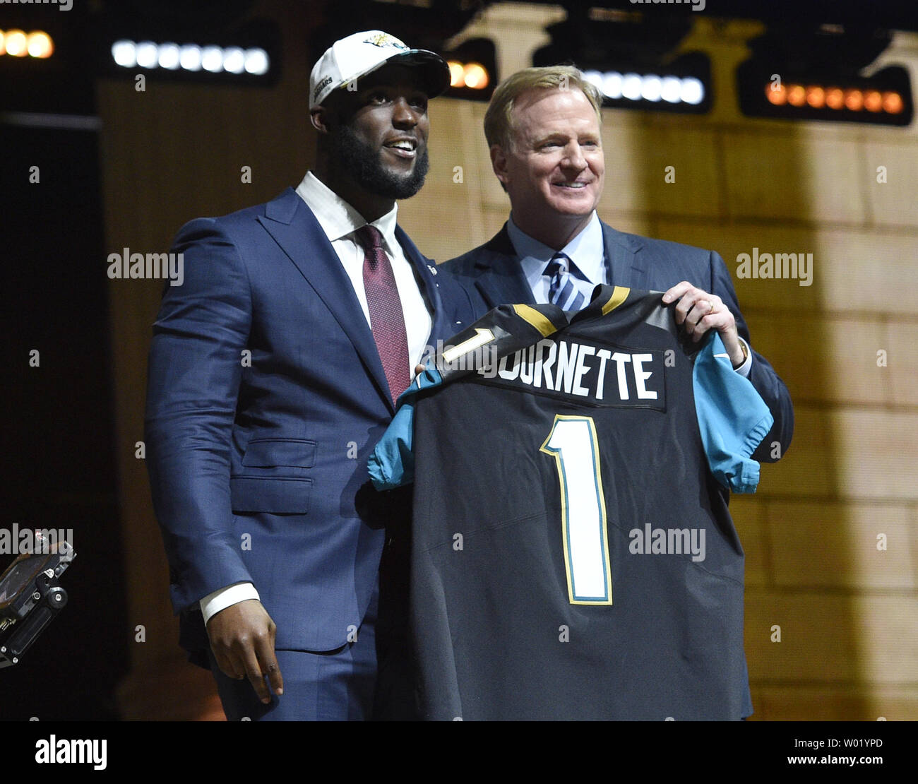 Leonard Fournette pone per le fotografie con il Commissario NFL Roger Goodell dopo essere stato selezionato da Jacksonville Jaguars come il quarto prelievo complessivo nel 2017 NFL Draft presso la cambiale di NFL Theatre di Filadelfia, PA il 27 aprile 2017. L'ottantaduesima NFL Draft restituito a Philadelphia per la prima volta in più di cinquanta anni e va da aprile 27-29. Foto di Derik Hamilton/UPI Foto Stock