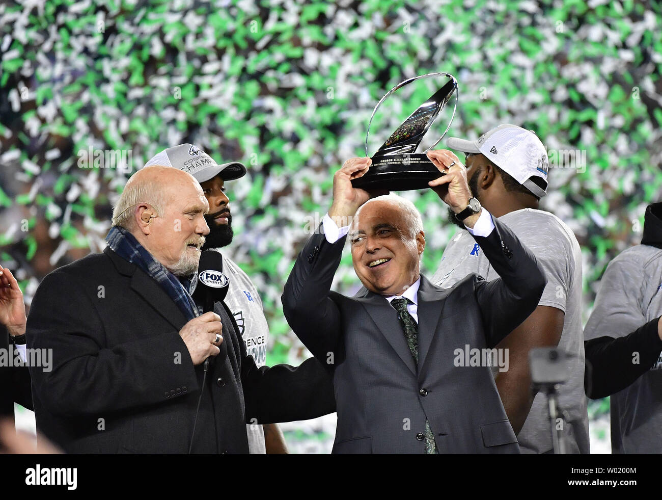 Philadelphia Eagles proprietario Jeffrey Lurie (R) festeggia con il George Halas NFC Campionato trofeo al fianco di presentatrice televisiva Terry Bradshaw, dopo le aquile sconfitto il Minnesota Vikings 38-7 per vincere il campionato di NFC al Lincoln Financial Field di Filadelfia il 21 gennaio 2018. Le aquile si troverà di fronte il New England Patriots nel Super Bowl LII. Foto di Kevin Dietsch/UPI Foto Stock