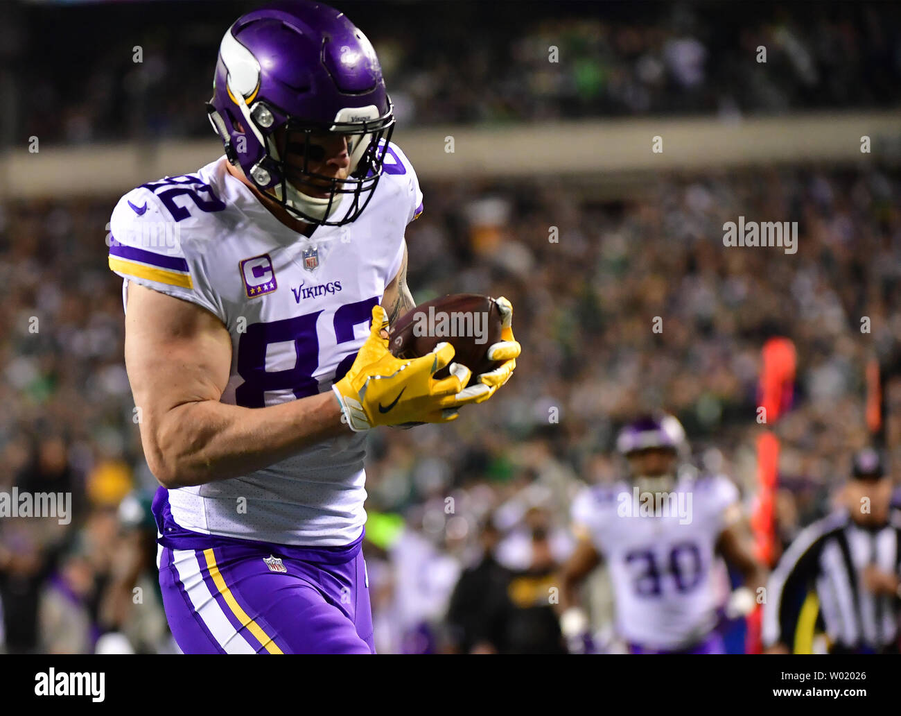 Minnesota Vikings manualmente l'estremità Kyle Rudolph si ritiene che le catture di 24 yard touchdown contro il Philadelphia Eagles durante il primo trimestre di NFC Championship Game al Lincoln Financial Field di Filadelfia, Pensilvania il 21 gennaio 2018. Foto di Kevin Dietsch/UPI Foto Stock