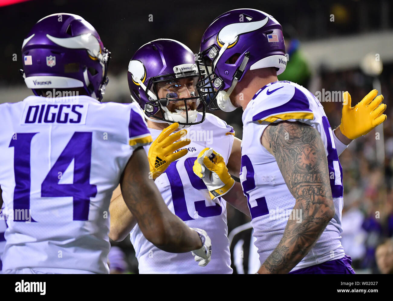 Minnesota Vikings manualmente l'estremità Kyle Rudolph si è congratulato con i compagni di squadra da Stefan Diggs e Adam Thielen (C) dopo la cattura di un 24-cantiere touchdown contro il Philadelphia Eagles durante il primo trimestre di NFC Championship Game al Lincoln Financial Field di Filadelfia, Pensilvania il 21 gennaio 2018. Foto di Kevin Dietsch/UPI Foto Stock