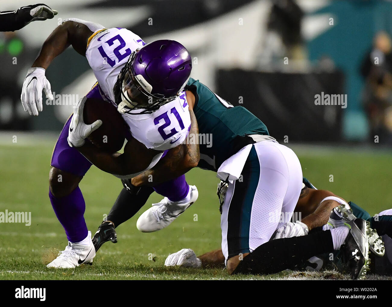 Minnesota Vikings running back Jerick McKinnon (21) fa una breve guadagno contro il Philadelphia Eagles nel primo trimestre dell'NFC Championship Game al Lincoln Financial Field di Filadelfia, Pensilvania il 21 gennaio 2018. Foto di Kevin Dietsch/UPI Foto Stock