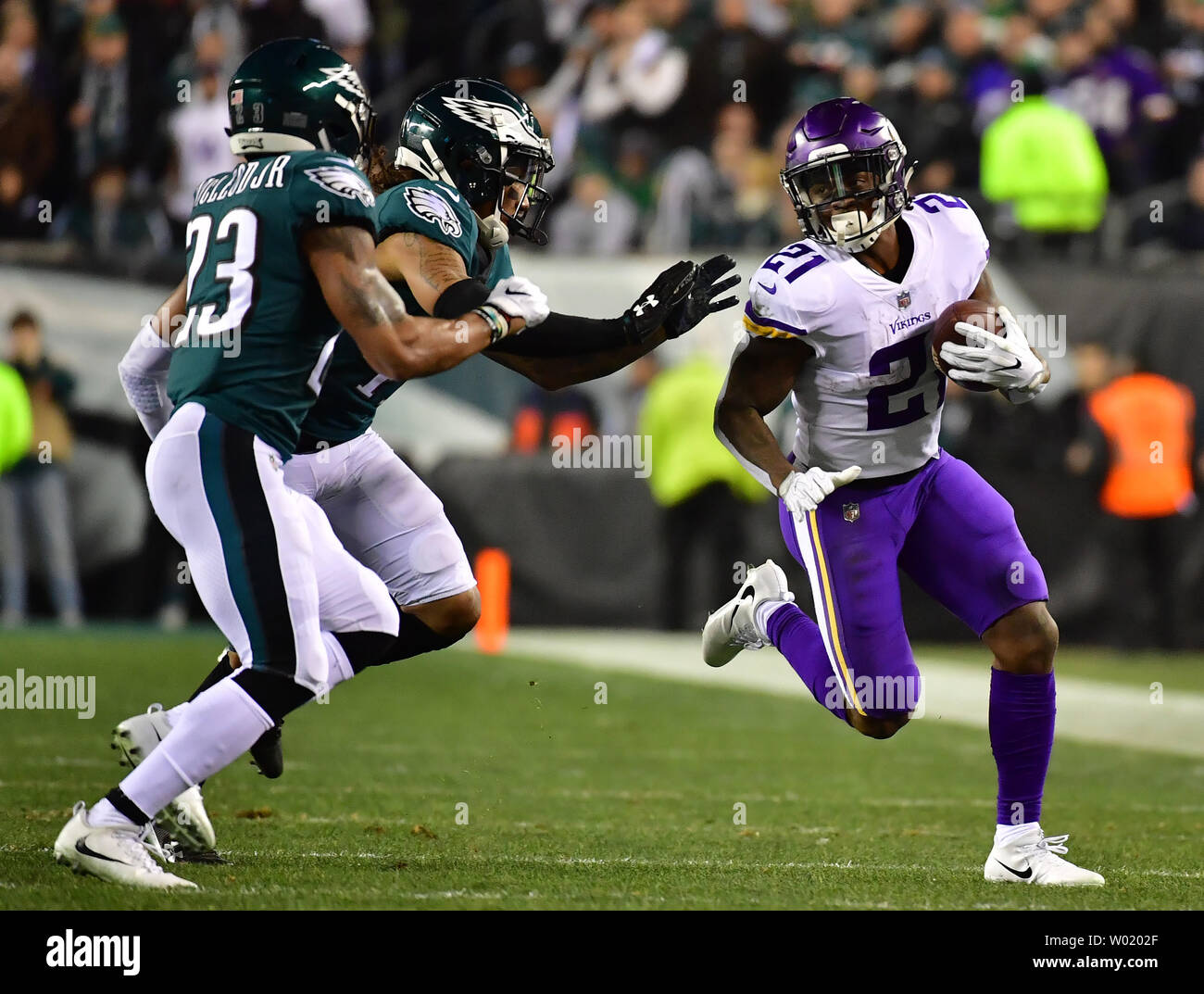 Minnesota Vikings running back Jerick McKinnon (21) fa una breve guadagno contro il Philadelphia Eagles nel primo trimestre dell'NFC Championship Game al Lincoln Financial Field di Filadelfia, Pensilvania il 21 gennaio 2018. Foto di Kevin Dietsch/UPI Foto Stock