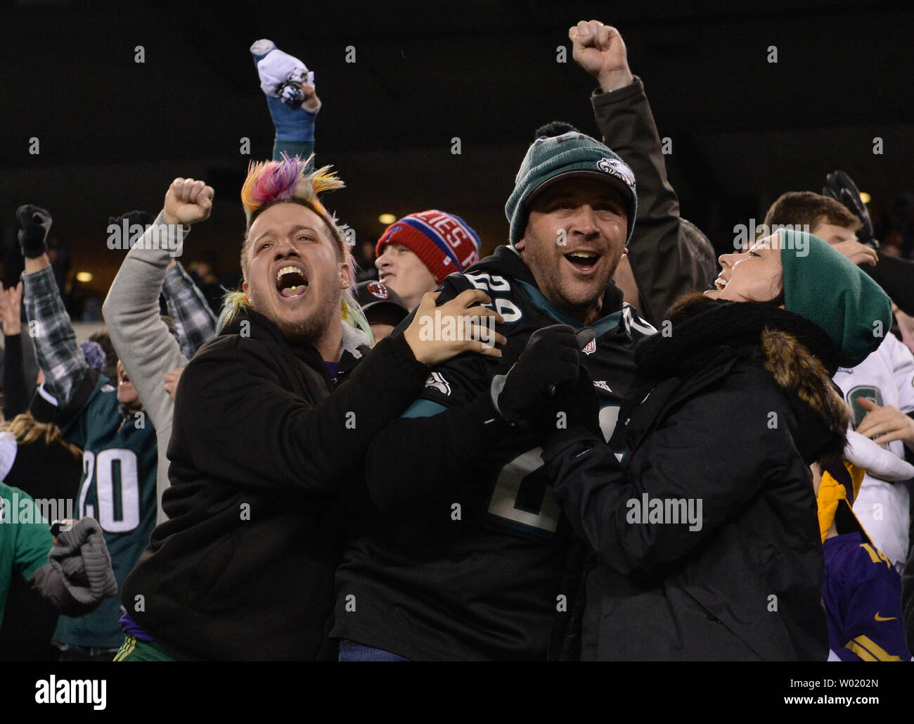Philadelphia Eagles fans celebrare portano il Minnesota Vikings durante la prima metà del NFC Championship Game al Lincoln Financial Field di Filadelfia, Pensilvania il 21 gennaio 2018. Foto di Kevin Dietsch/UPI Foto Stock