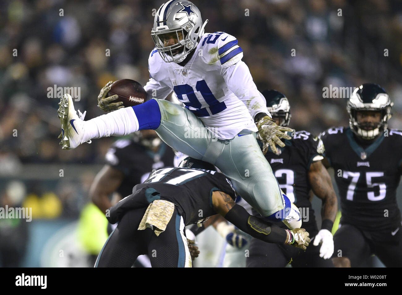Dallas Cowboys running back Ezechiele Elliott (21) ostacoli Philadelphia Eagles defensive back Tre Sullivan (37) durante un'NFL Game al Lincoln Financial Field di Philadelphia il 9 novembre 11, 2018. Foto di Derik Hamilton/UPI Foto Stock