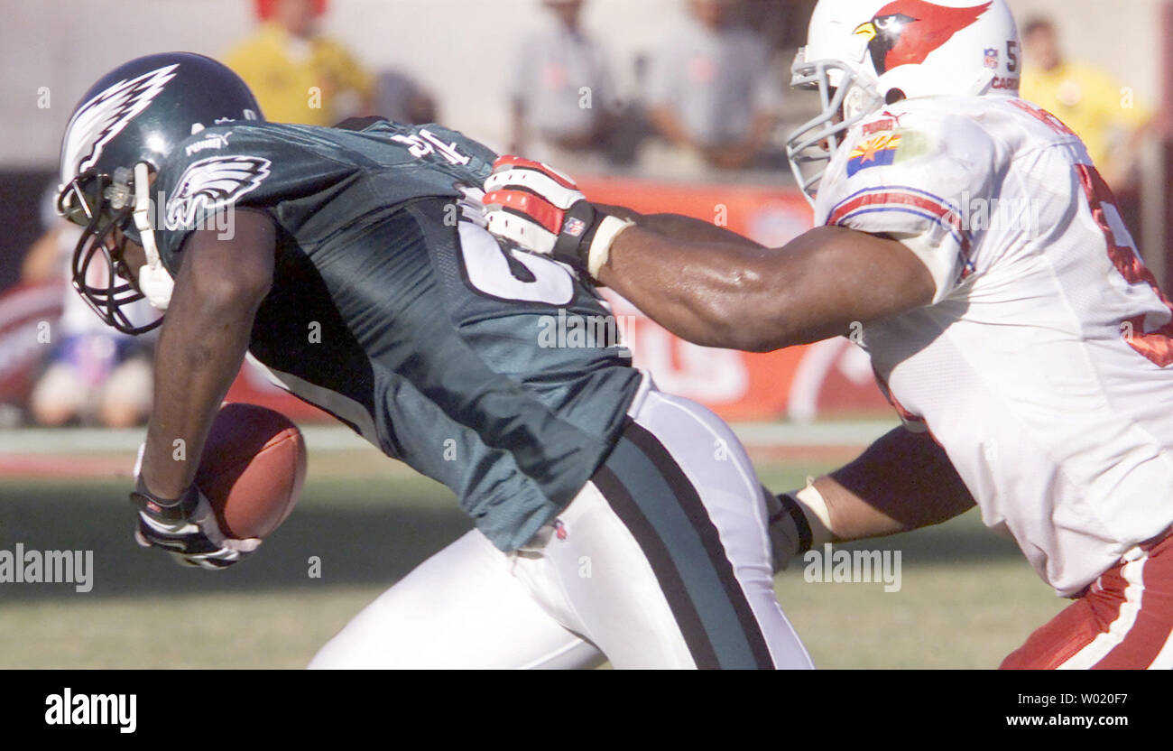 PHO2000101507 - 15 Ottobre 2000 - Tempe, Arizona USA: Torrance piccole, Philadelphia Eagles' wide receiver fugge da Ronald McKinnon, Arizona Cardinals' linebacker, nel quarto trimestre del gioco Cardinals-Eagles presso Sun Devil Stadium di Tempe, Arizona, Ottobre 15, 2000. Le aquile battere i Cardinali 33-14. La perdita è scesa i Cardinali a 2 - 4. Le aquile migliorato per 4 - 3. cc/jk/Jack Kurtz UPI Foto Stock