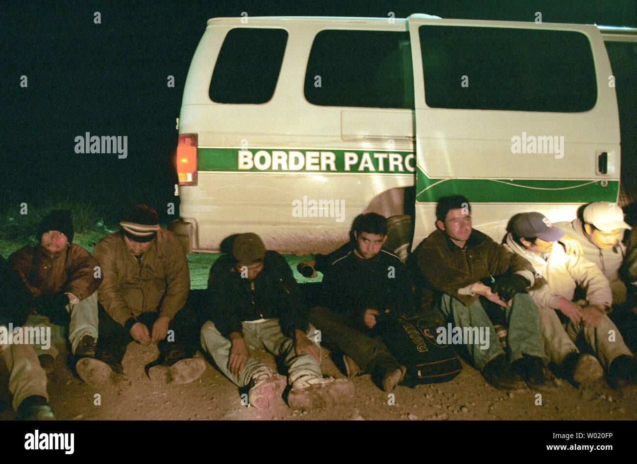 PHO2001011604 - 16 gennaio 2001 - DOUGLAS, Arizona, Stati Uniti d'America: un gruppo di clandestini di aspettare di essere elaborati dal confine agenti Patrol dopo essere stato arrestato nel deserto ad ovest di Douglas, Arizona, 15 gennaio 2001. Gennaio è di solito l'inizio del periodo più frenetico dell'anno per la Pattuglia di Confine come cittadini messicani e altri clandestini provare a venire a noi dopo le vacanze. Angustie di clandestini intorno a Douglas è verso il basso circa il 50 per cento rispetto allo scorso anno. Turbolenti Adams, capo della US Pattuglia di Confine dalla stazione di Douglas, gli attributi della ridotta apprensioni Foto Stock