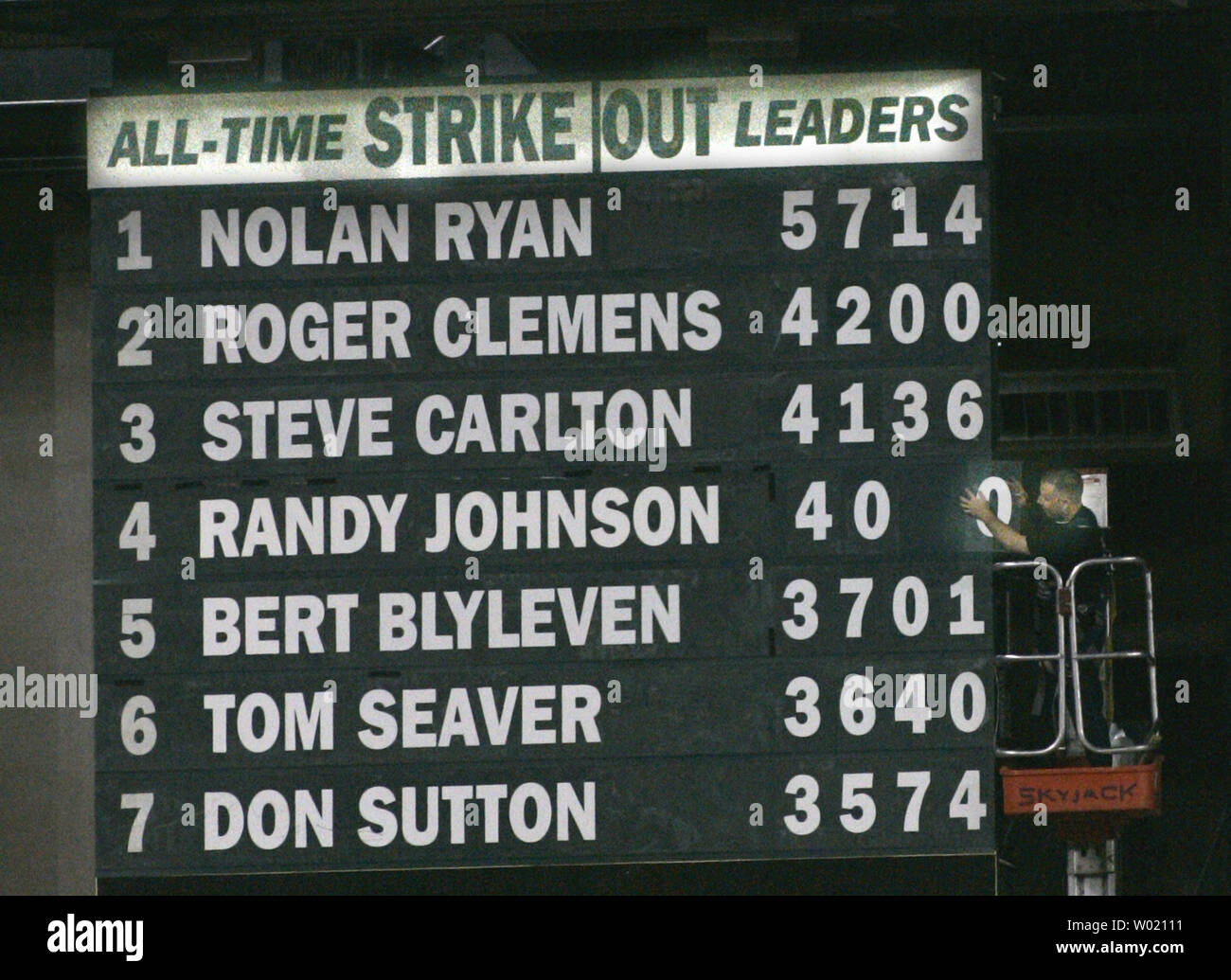 Un Bank One Ballpark lavoratore si sposta Arizona Diamondbacks a partire lanciatore Randy Johnson nel 4000 Carriera club strikeout unendo Nolan Ryan, Roger Clemens e Steve Carlton on June 29, 2004 in Phoenix, AZ. (UPI foto/avrà poteri) Foto Stock