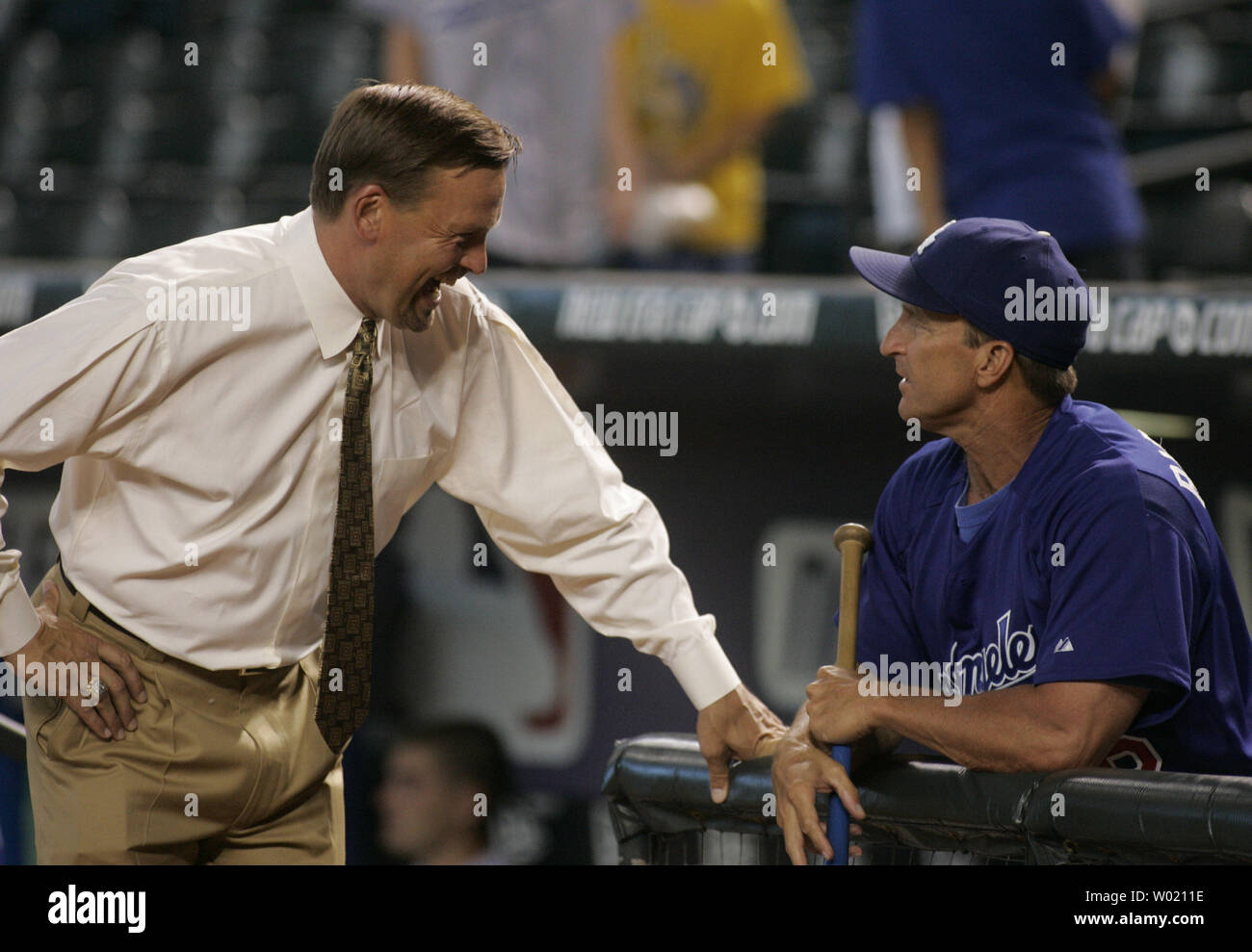 Arizona Diamondbacks annunciatore e ex giocatore Mark grazia condivide un ridere con Los Angeles Dodgers Coach Jim Riggleman prima della Dbacks e dei Dodgers gioco Luglio 15, 2004 a Phoenix, AZ. Grazia ha giocato per Riggleman quando Riggleman era il Manager per la Chicago Cubs. (UPI foto/avrà poteri) Foto Stock