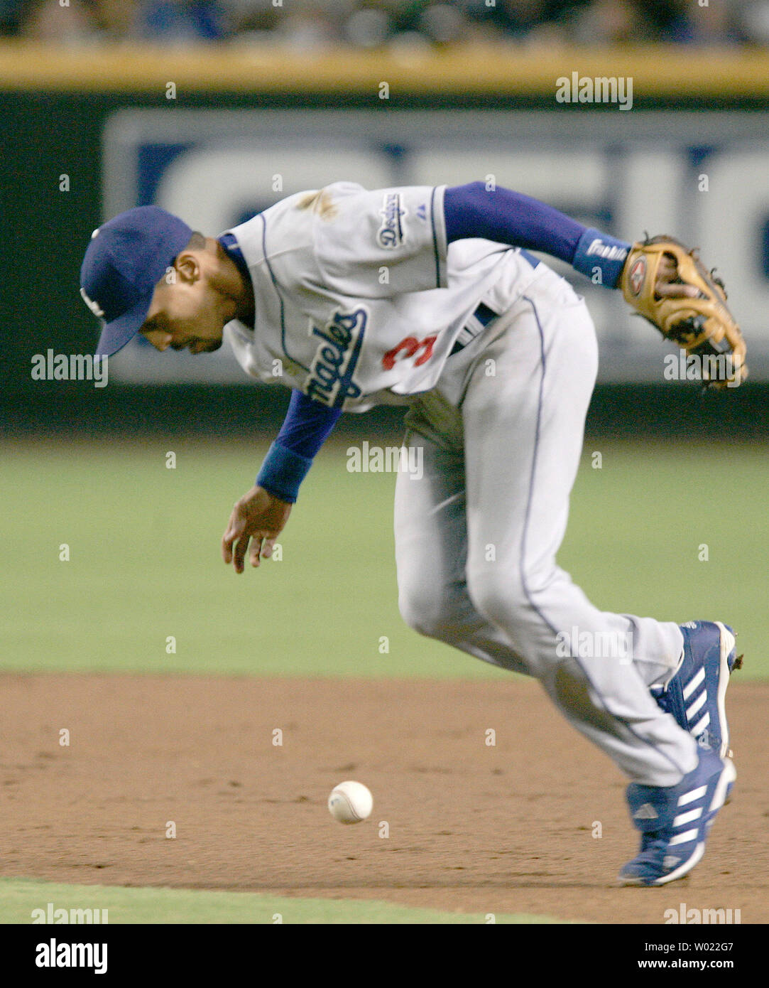 Los Angeles Dodgers Julio Lugo oltre corre Arizona Diamondbacks Eric Byrnes' hit morbido per secondo nella terza inning a Phoenix, 27 agosto 2006. (UPI foto/avrà poteri) Foto Stock