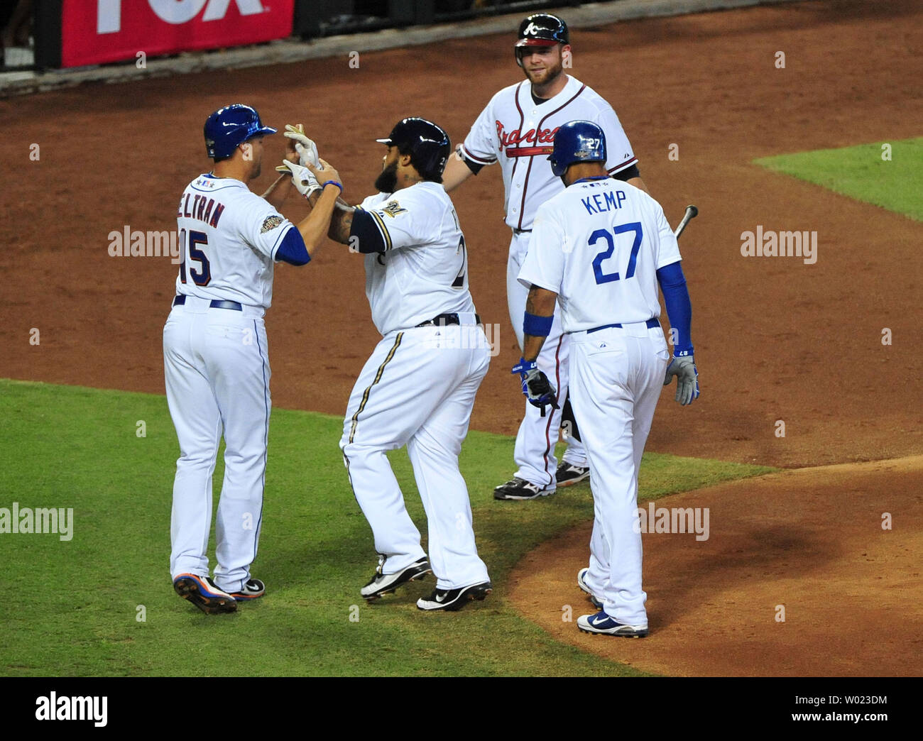 National League All-Star Prince Fielder dei Milwaukee Brewers è si congratula con dai compagni di squadra dopo aver colpito una tre run home run durante il quarto inning del 2011 All-Star Game in Phoenix Arizona sulla luglio 12, 2011. UPI/Kevin Dietsch Foto Stock