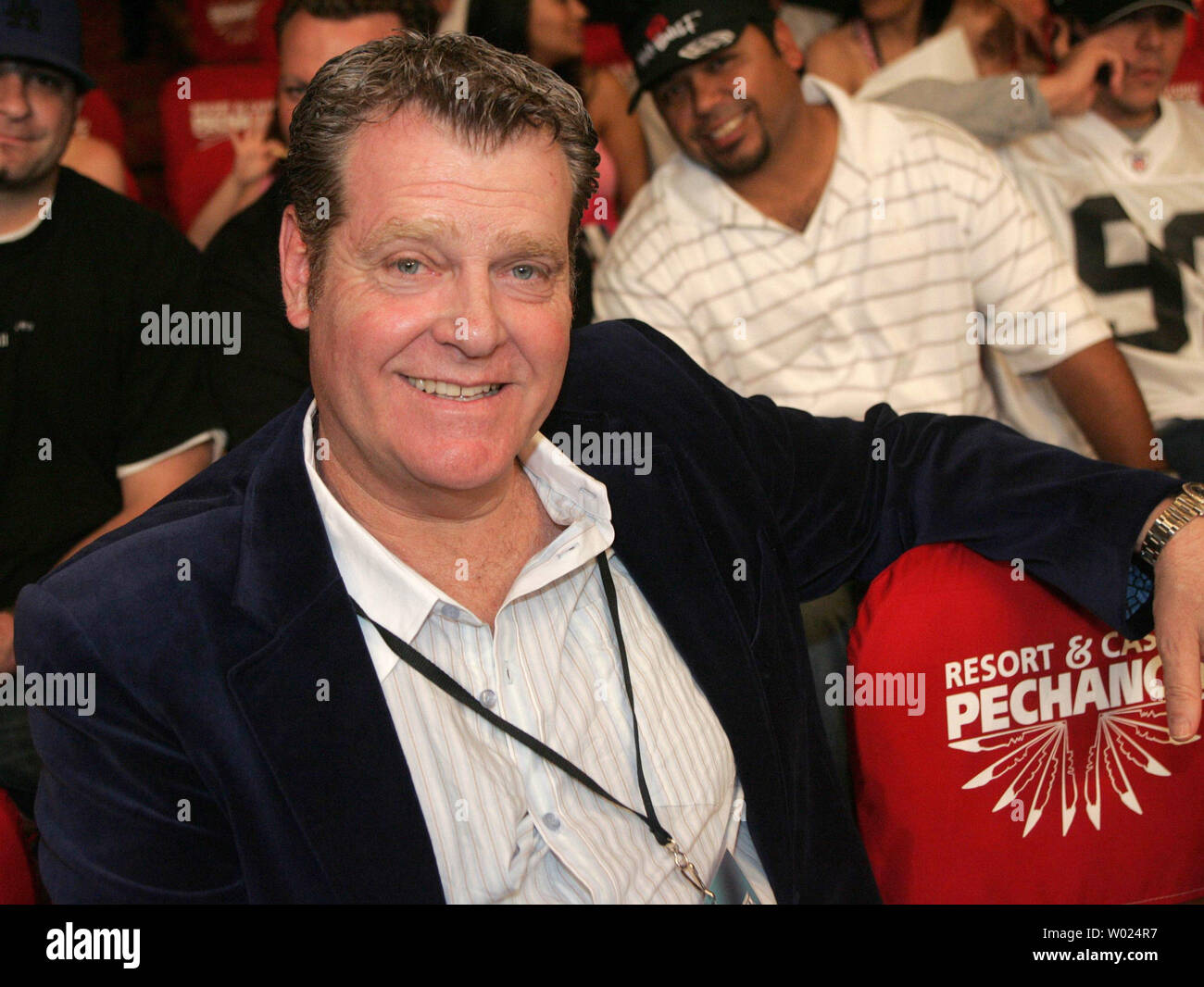 Campionato combattuto promotore Dan Goosen attende di Riddick Bowe - Billy Zumbrun lotta a Pechanga Indian Reservation in Temecula, CA, in data 7 aprile 2005. (UPI foto/Roger Williams) Foto Stock