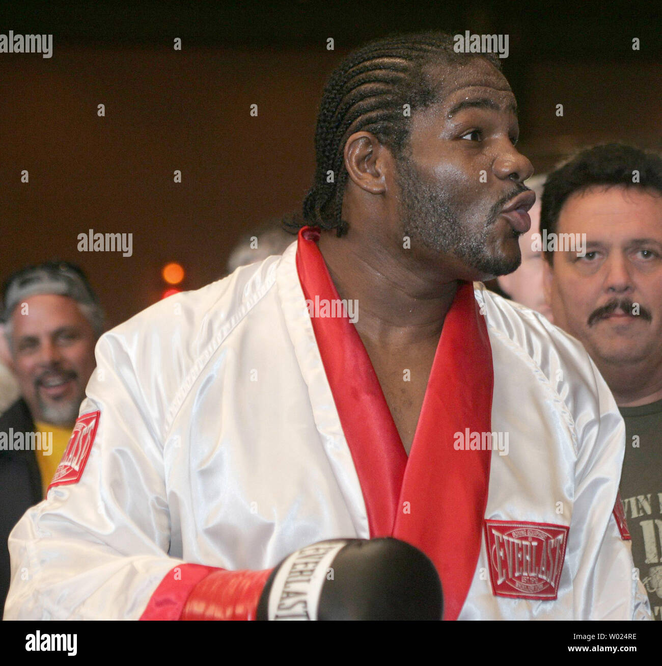 Ex due time heavyweight champion Riddick Bowe di Brooklyn, NY, clown il suo modo nel ring dove egli ha preso una decisione impopolare nella sua lotta con Billy Zumbrun di Ogden Utah a Pechanga Indian Reservation in Temecula, CA, in data 7 aprile 2005. (UPI foto/Roger Williams) Foto Stock