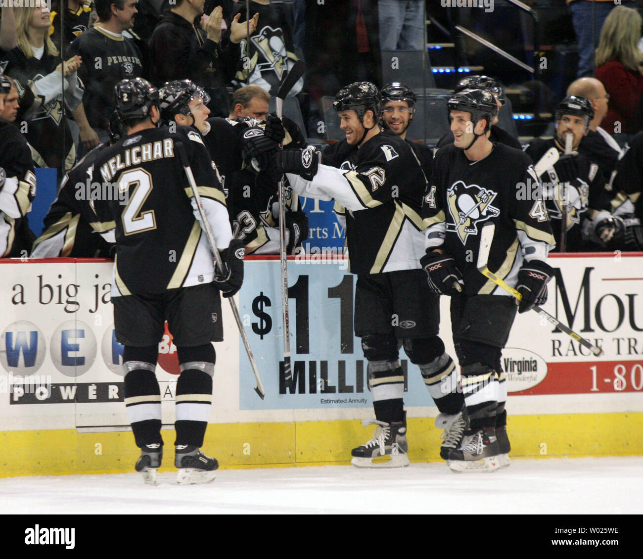 Pittsburgh Penguins Ryan Malone (12) festeggia con i compagni di squadra dopo aver segnato su una penalità shot nel terzo periodo contro Washington capitelli Olie Kolzig in Pittsburgh, PA. Il 25 gennaio 2006. (UPI foto/Stephen lordo) Foto Stock