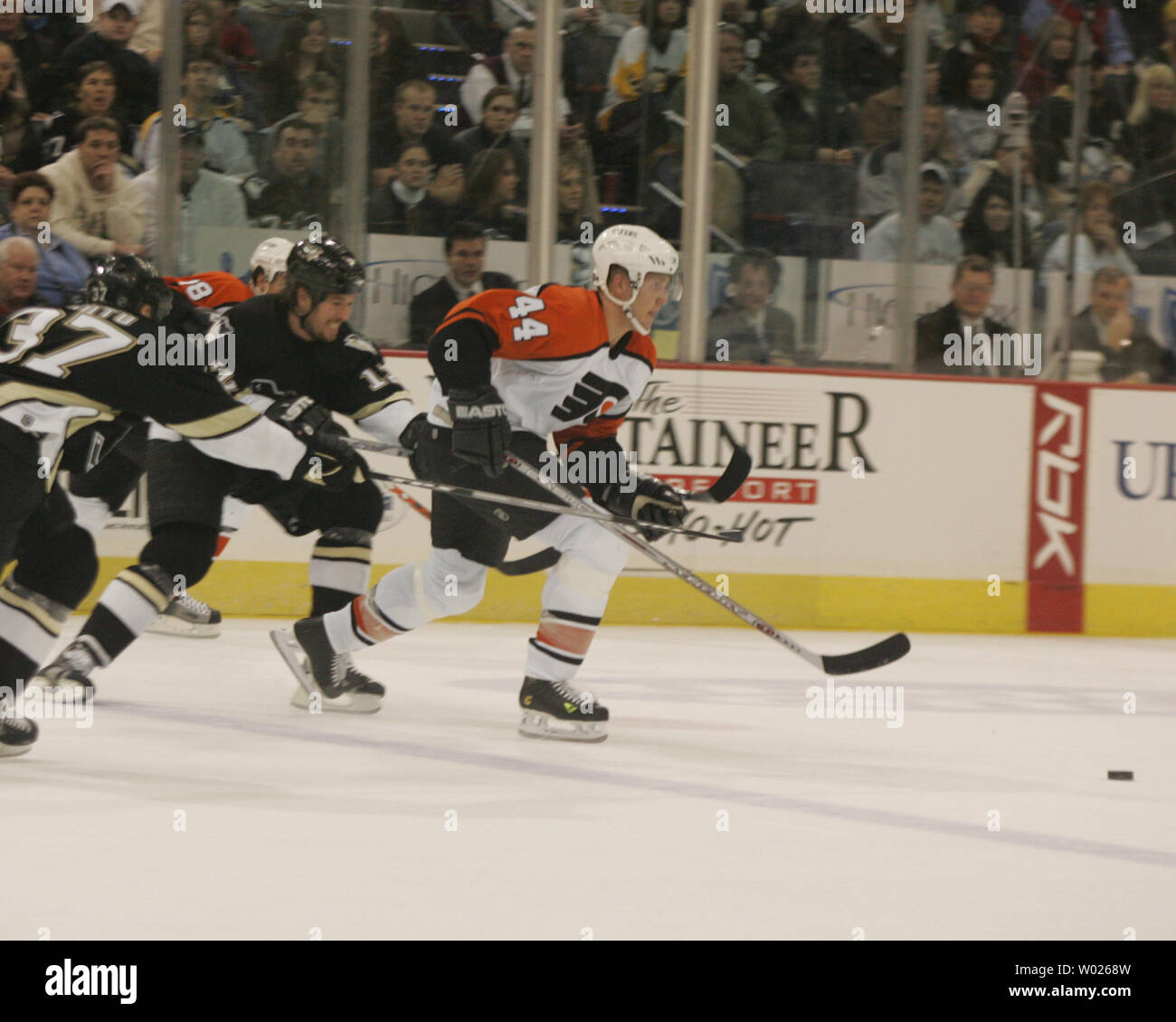 Philadelphia Flyers Joni Pitkanen (44) della Finlandia pattini tra i pinguini di Pittsburgh Jarkko Ruutu (37) della Finlandia e pinguini winger di sinistra Ryan Malone (12) durante il primo periodo alla Mellon Arena di Pittsburgh, in Pennsylvania il 4 marzo 2007. (UPI foto/Stephen lordo) Foto Stock