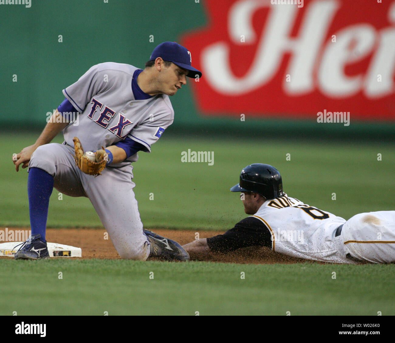 Pittsburgh Pirates runner Chris Duffy ruba secondo come il Texas Rangers secondo baseman Ian Kinsler tenta di fare un tag durante il sesto inning al PNC Park di Pittsburgh il 14 giugno 2007. (UPI foto/Stephen lordo) Foto Stock