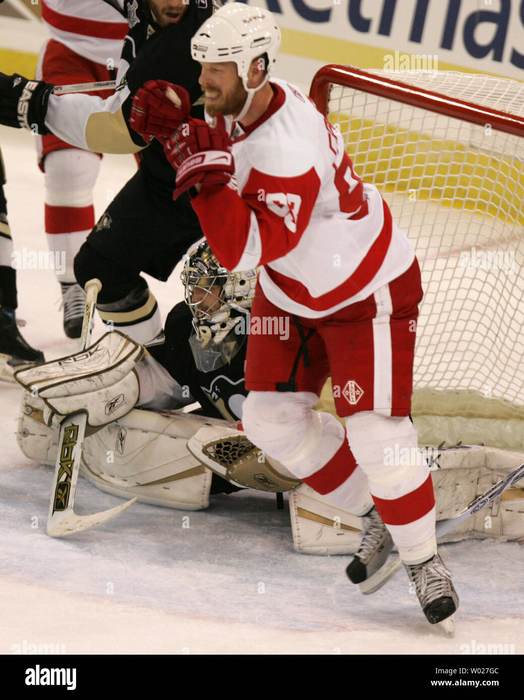 Detroit Red Wings Johan Franzan celebra dopo il punteggio contro i pinguini di Pittsburgh nel secondo periodo di gioco tre del 2008 finali della Coppa di Stanley alla Mellon Arena di Pittsburgh il 28 maggio 2008. (UPI foto/Stephen lordo) Foto Stock