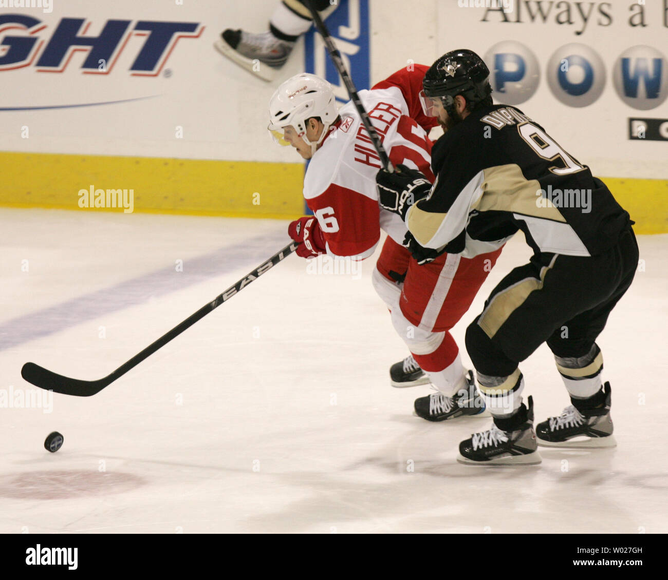 Pittsburgh Penguins Darryl Sydor e ali rosse di Detroit Jiri Hudler lotta per il puck nel secondo periodo di gioco quattro del 2008 finali della Coppa di Stanley alla Mellon Arena di Pittsburgh il 31 maggio 2008. (UPI foto/Stephen lordo) Foto Stock