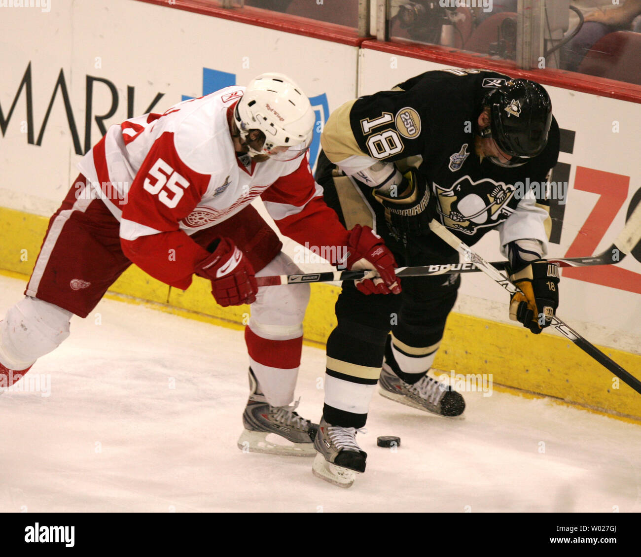 Pittsburgh Penguins Marian Hossa e ali rosse di Detroit Niklas Kronwall lotta per il puck nel primo periodo di gioco quattro del 2008 finali della Coppa di Stanley alla Mellon Arena di Pittsburgh il 31 maggio 2008. (UPI foto/Stephen lordo) Foto Stock